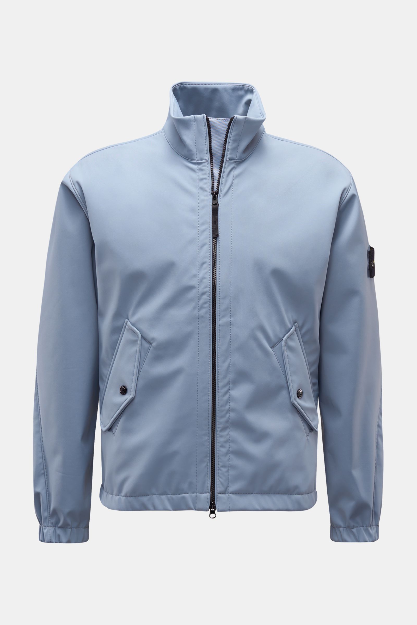 Stone Island Jacke 'Light Soft Shell-R' rauchblau, frontale Ansicht, Slim Fit Soft Shell mit Stehkragen, Fronttaschen, elastischen Bündchen, Kompass-Badge, wind- und wasserabweisend.