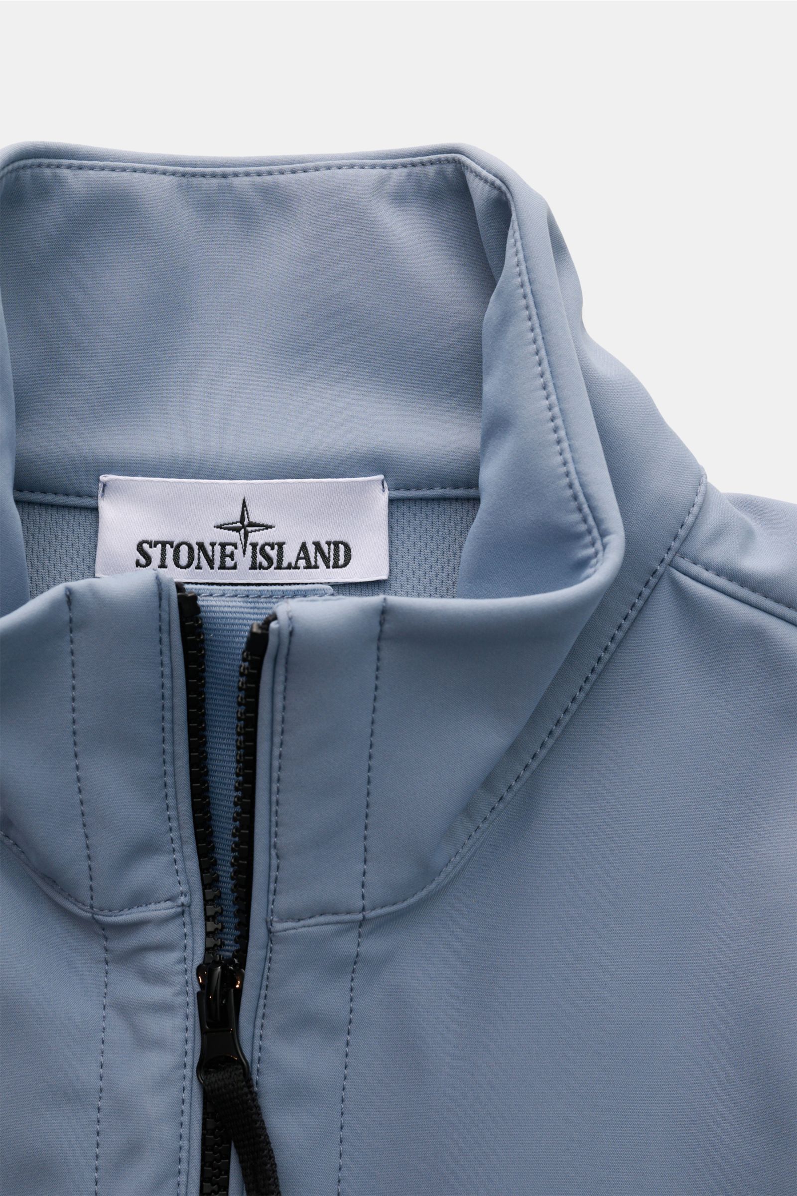 Stone Island Jacke 'Light Soft Shell-R' rauchblau, Nahaufnahme Stehkragen und Zwei-Wege-Reißverschluss, wind- und wasserabweisend, Slim Fit, geschmeidiger Futterstoff.