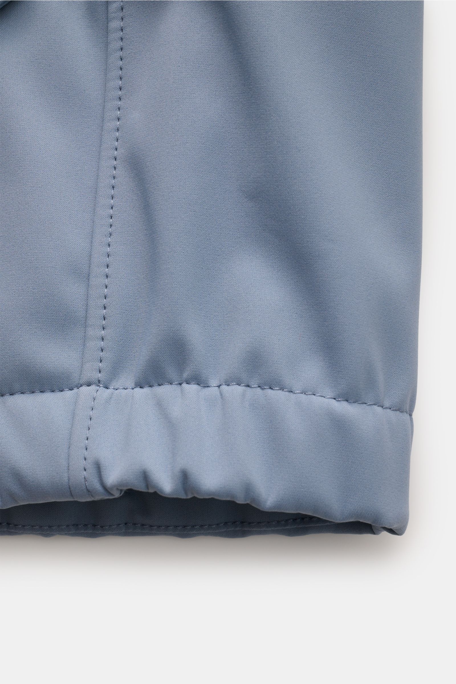 Alt-Tag (124 Zeichen): Detailaufnahme des elastischen Ärmelbündchens der rauchblauen Stone Island Jacke 'Light Soft Shell-R' aus Microfaser.
