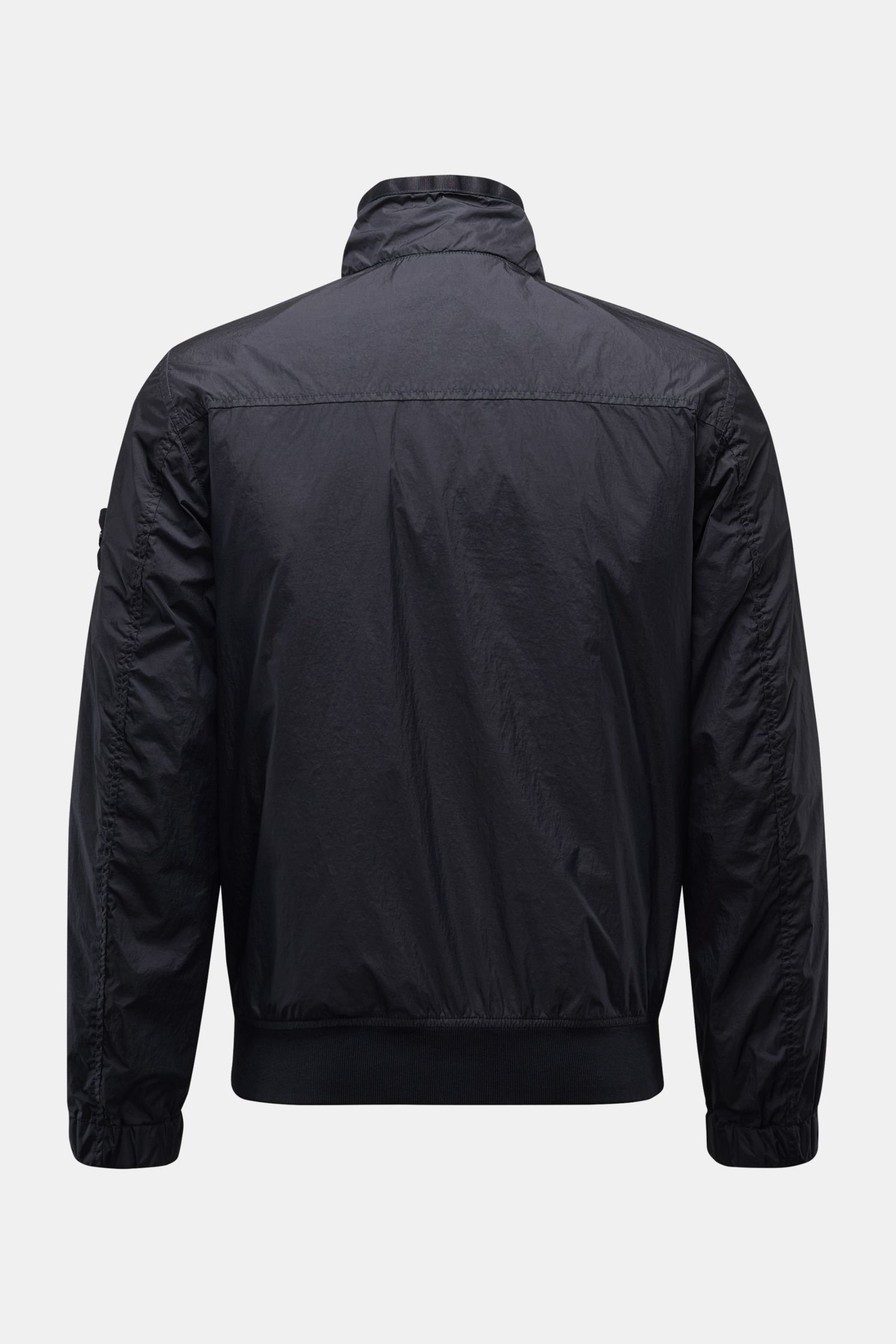 Rückansicht des Stone Island Blouson 'Garment Dyed Crinkle Reps NY' navy aus Microfaser mit Knittereffekt, Slim Fit, elastischen Bündchen und Kompass-Badge.