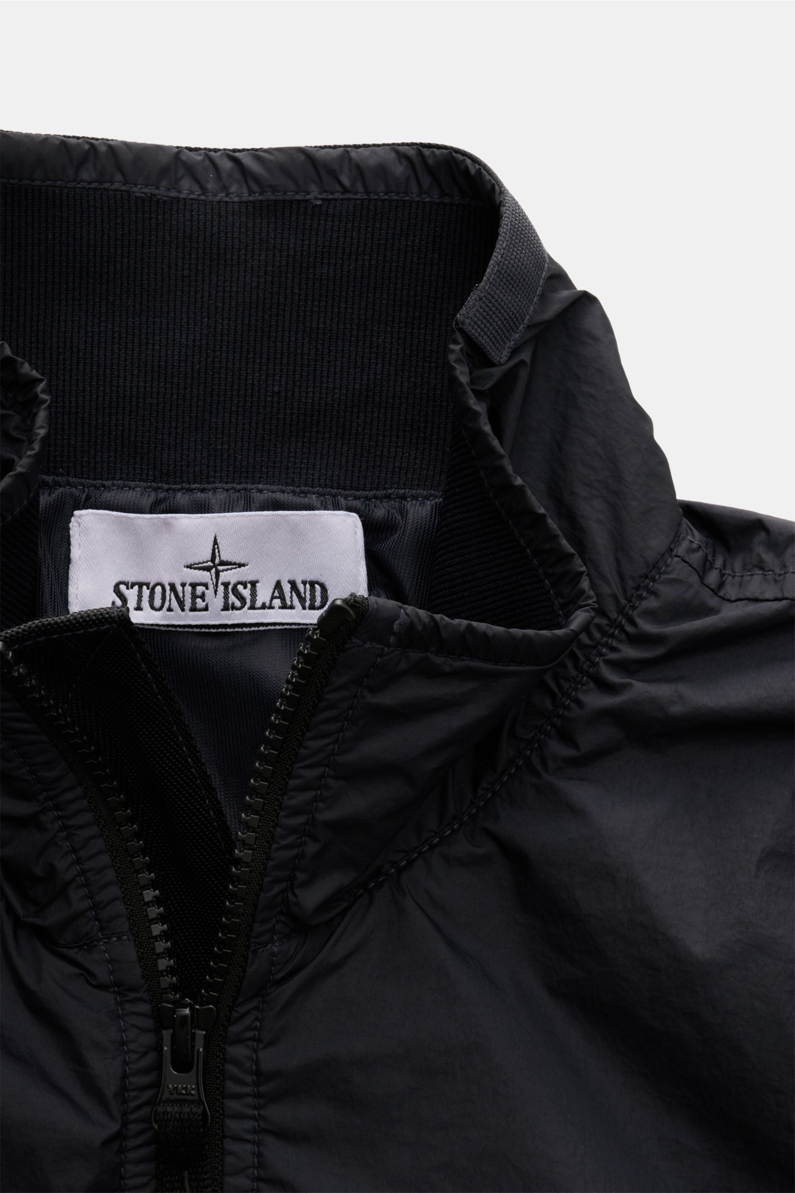 Stone Island Blouson 'Garment Dyed Crinkle Reps NY' navy, Detailaufnahme von Stehkragen, Reißverschluss und Microfaser mit Knittereffekt, wind- und wasserabweisend, Slim Fit.
