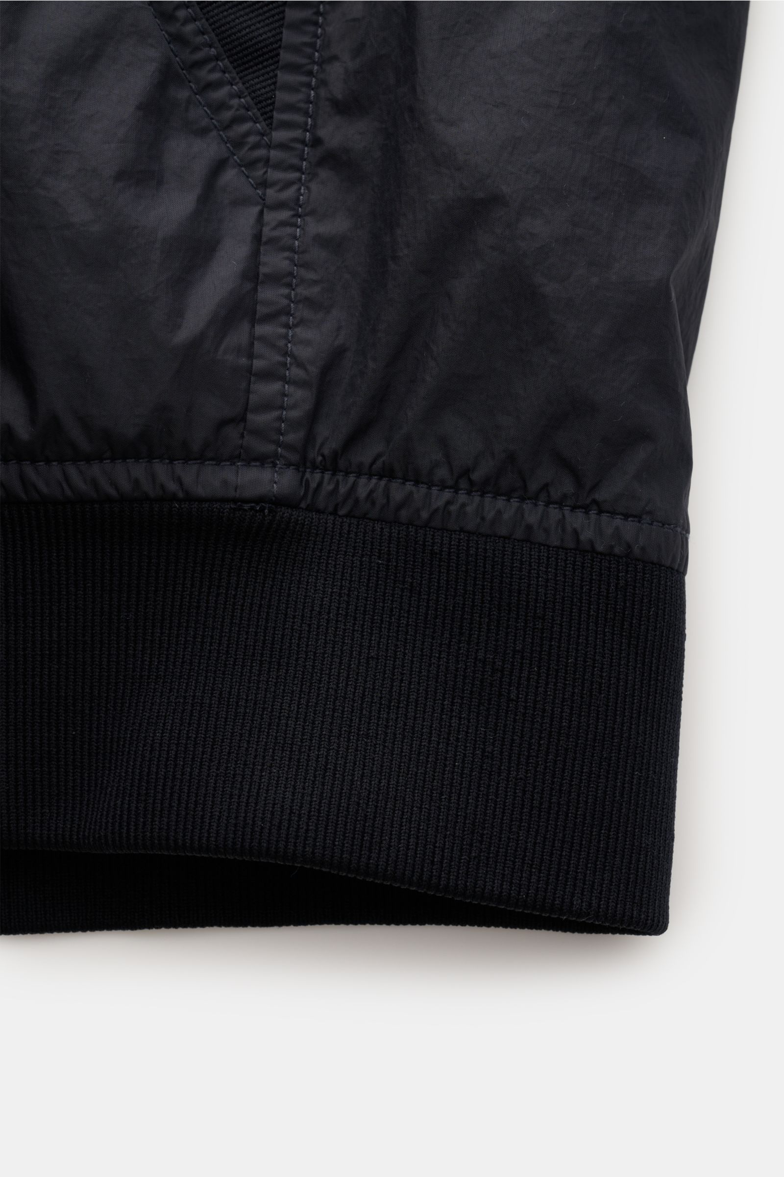 Stone Island Blouson 'Garment Dyed Crinkle Reps NY' navy, Detailaufnahme von Ärmelbündchen und Material mit Knittereffekt, Microfaser, wind- und wasserabweisend, Slim Fit.
