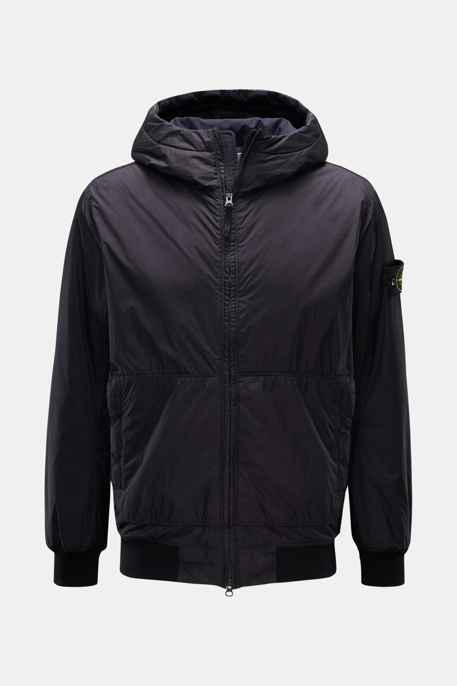 Stone Island Jacke 'Garment Dyed Crinkle Reps NY' dark navy, frontal mit Kapuze, leicht, wind- und wasserabweisend, Slim Fit.