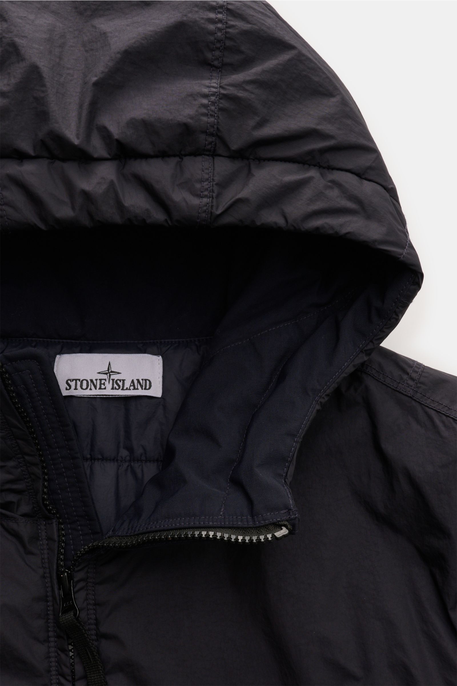Stone Island Jacke 'Garment Dyed Crinkle Reps NY' dark navy, Nahaufnahme von Kapuze und Reißverschluss, leichte Microfaser, wind- und wasserabweisend, Slim Fit, mit Harzbeschichtung und Kompass-Badge.