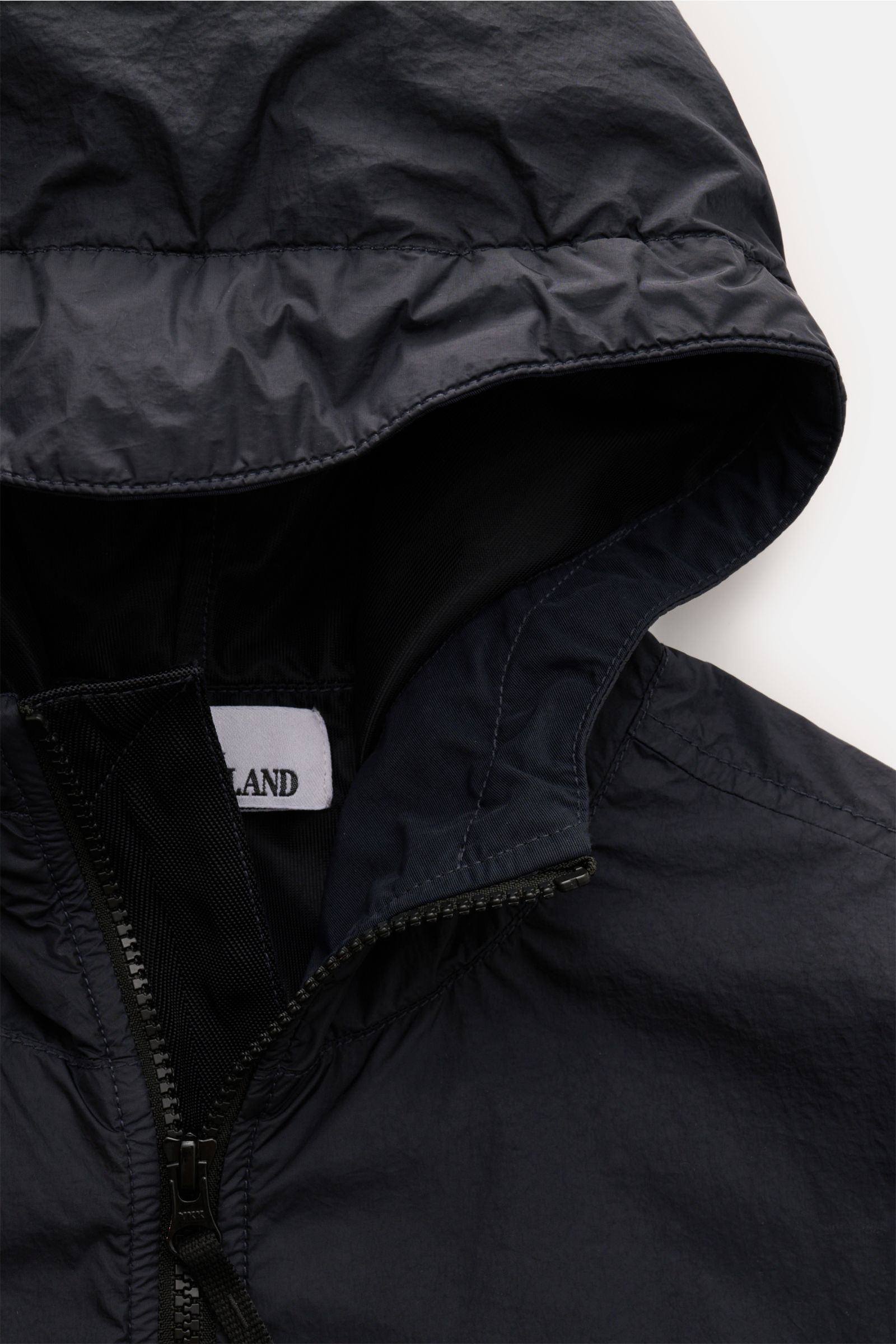 Stone Island Jacke 'Garment Dyed Crincle Reps NY' dark navy, Nahaufnahme von Kapuze, Reißverschluss, wasserabweisend, windblockend, Slim Fit.