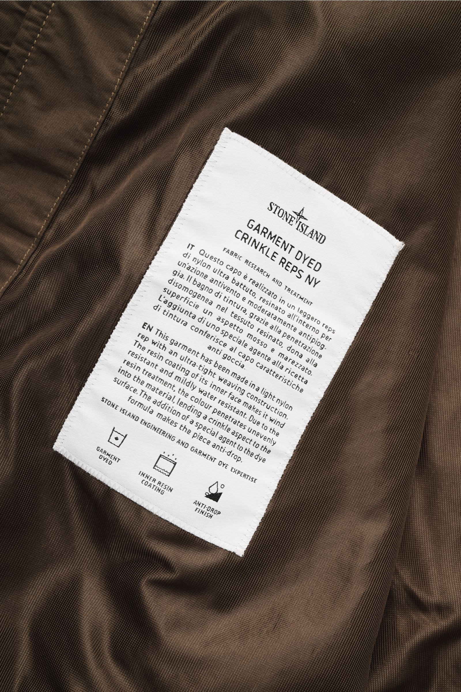 Stone Island Jacke 'Garment Dyed Crincle Reps NY' braun, Detailaufnahme Innenetikett, technische Microfaser, wasserabweisend, windblockend, Slim Fit.