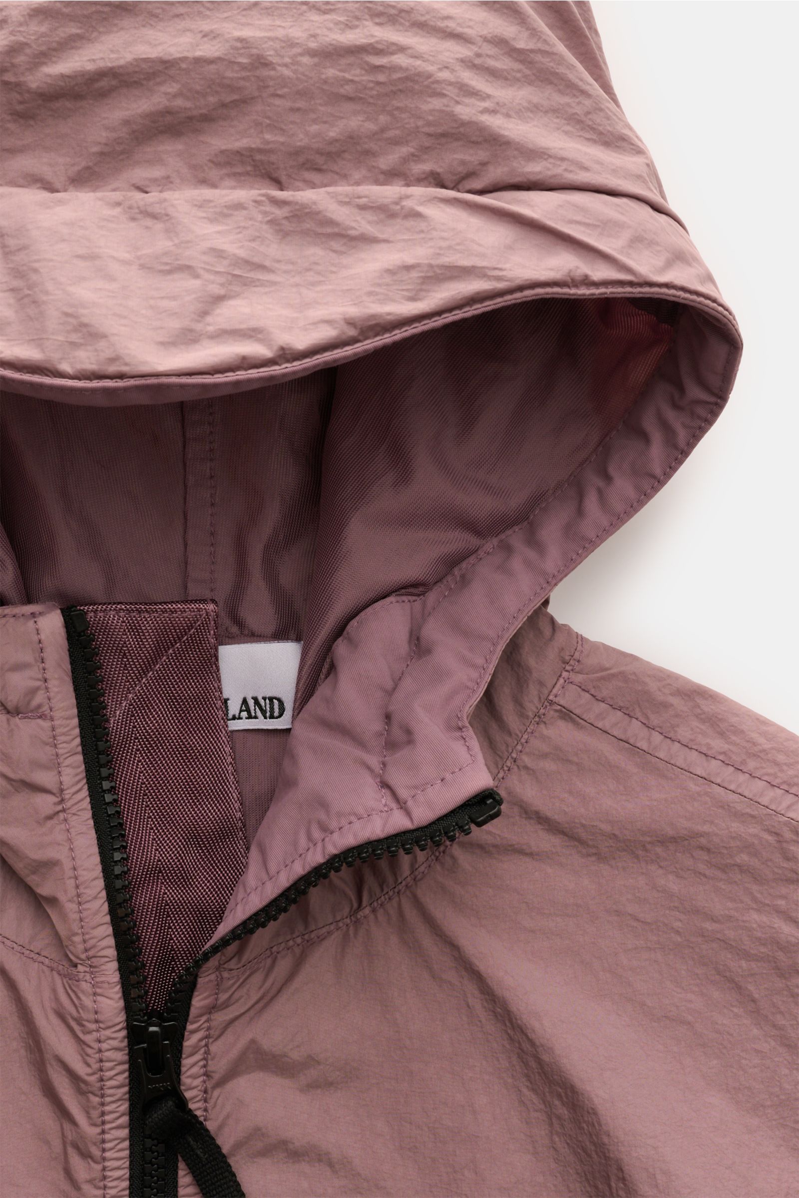 Stone Island Jacke 'Garment Dyed Crincle Reps NY' altrosa, Nahaufnahme von Kapuze und Reißverschluss, wasserabweisend, windblockend, Slim Fit.