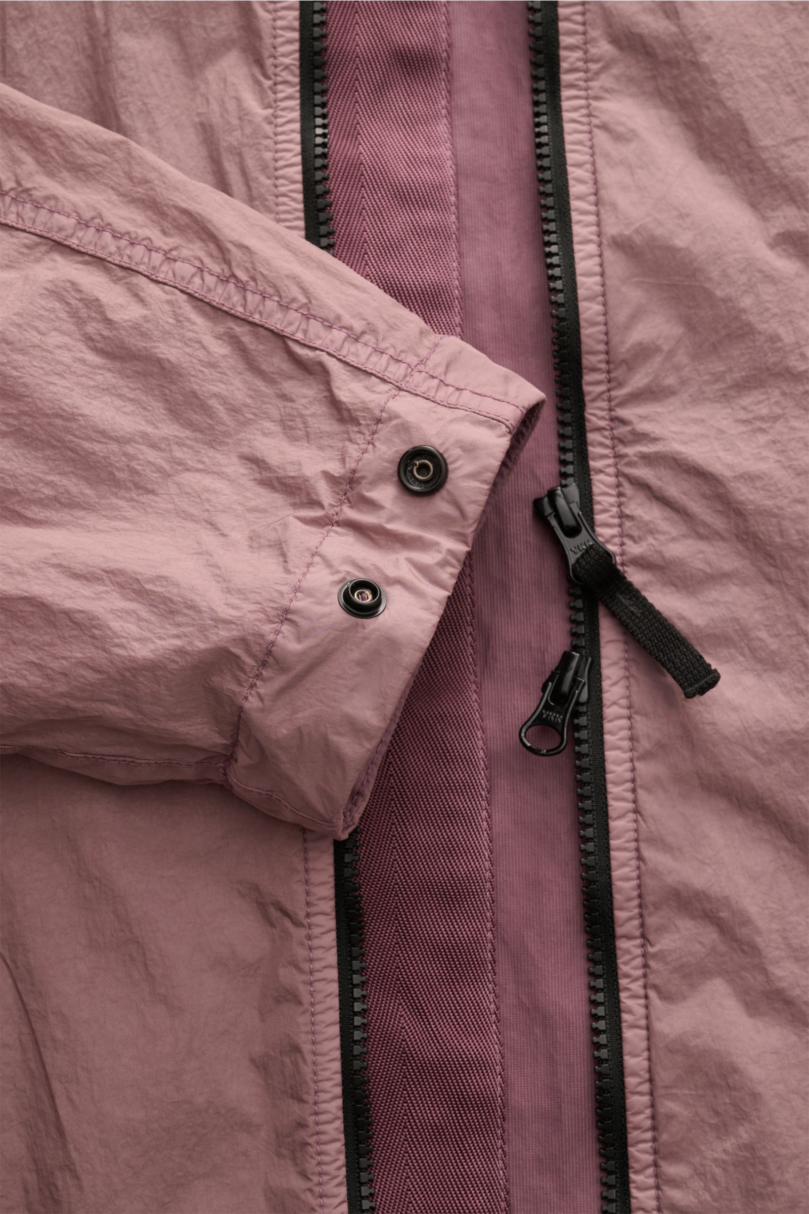 Stone Island Jacke 'Garment Dyed Crincle Reps NY' altrosa, Nahaufnahme von Ärmeln, Zwei-Wege-Reißverschluss, Druckknöpfen, Microfaser, wasserabweisend, windblockend, Slim Fit.