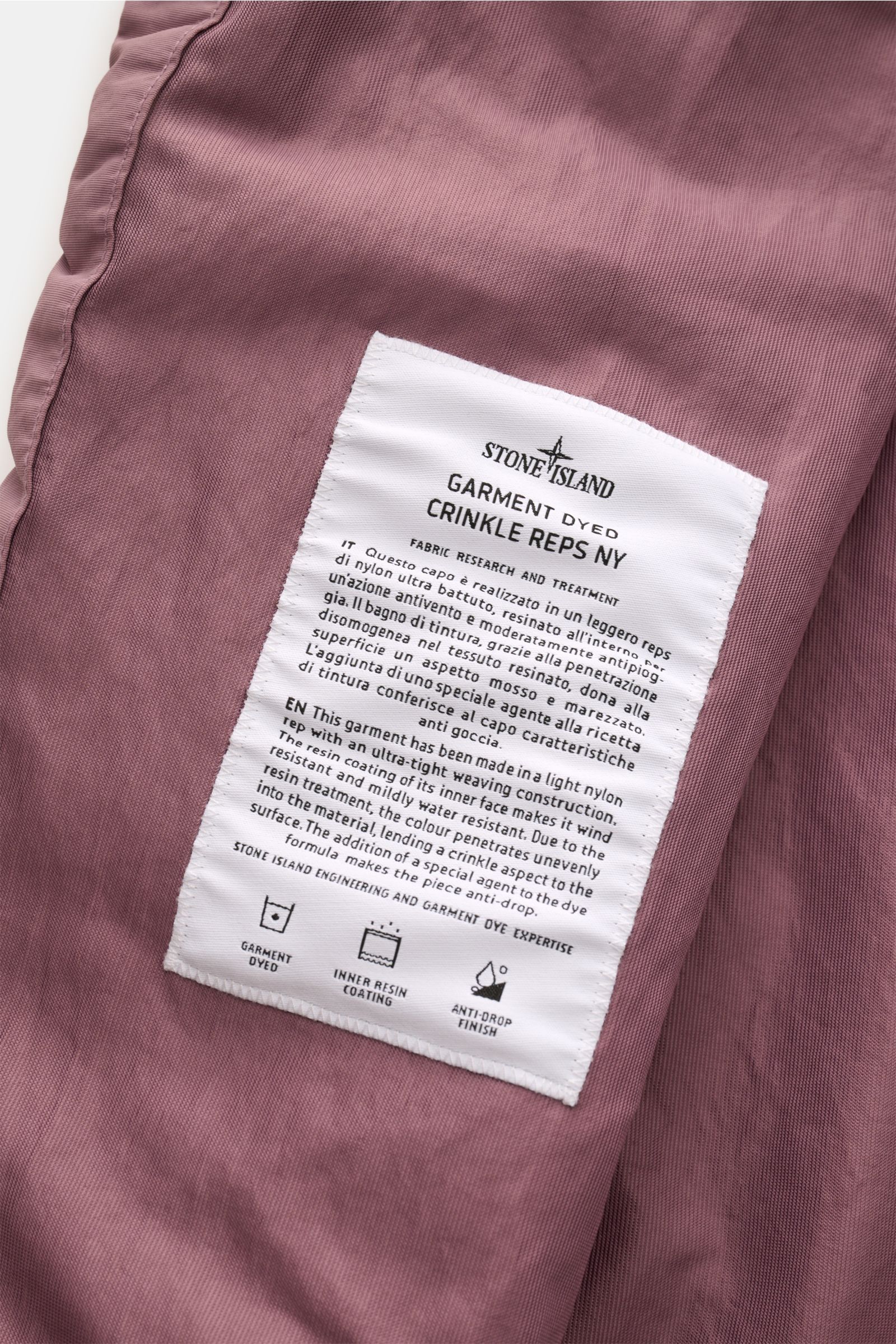 Stone Island Jacke 'Garment Dyed Crincle Reps NY' altrosa, Detailaufnahme des Innenlabels auf technischem, wasserabweisendem, windblockendem Microfaserstoff.