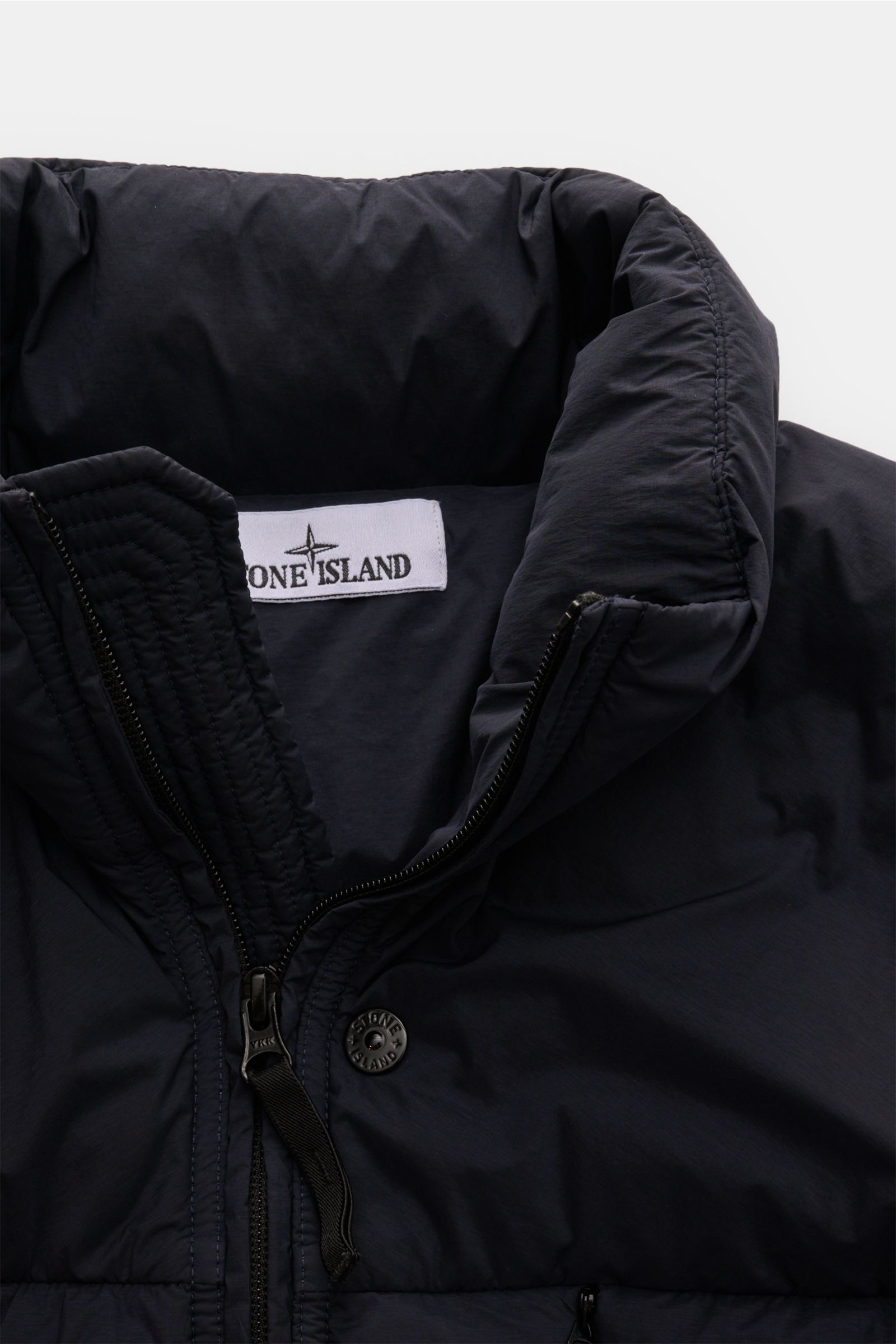 Stone Island Daunenjacke 'Seamless Tunnel Nylon Down-TC' dark navy, Nahaufnahme von Kragen und Reißverschluss, leicht elastische, wasserabweisende Microfaser.