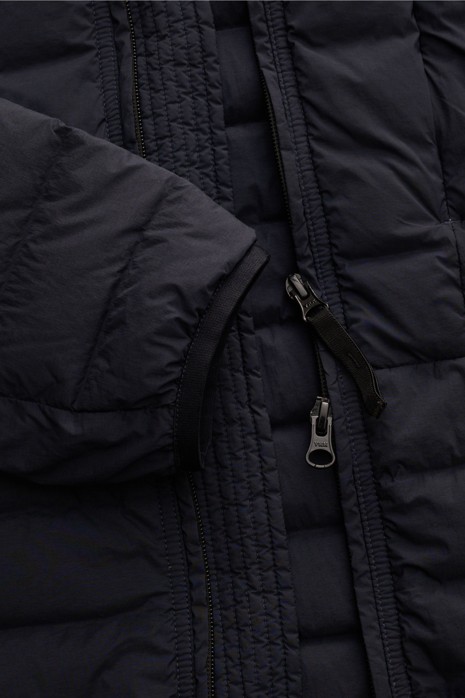 Stone Island Daunenjacke 'Seamless Tunnel Nylon Down-TC' dark navy, Slim Fit, wasserabweisend, elastische Ärmel, Zwei-Wege-Reißverschluss, Nahaufnahme von vorne.