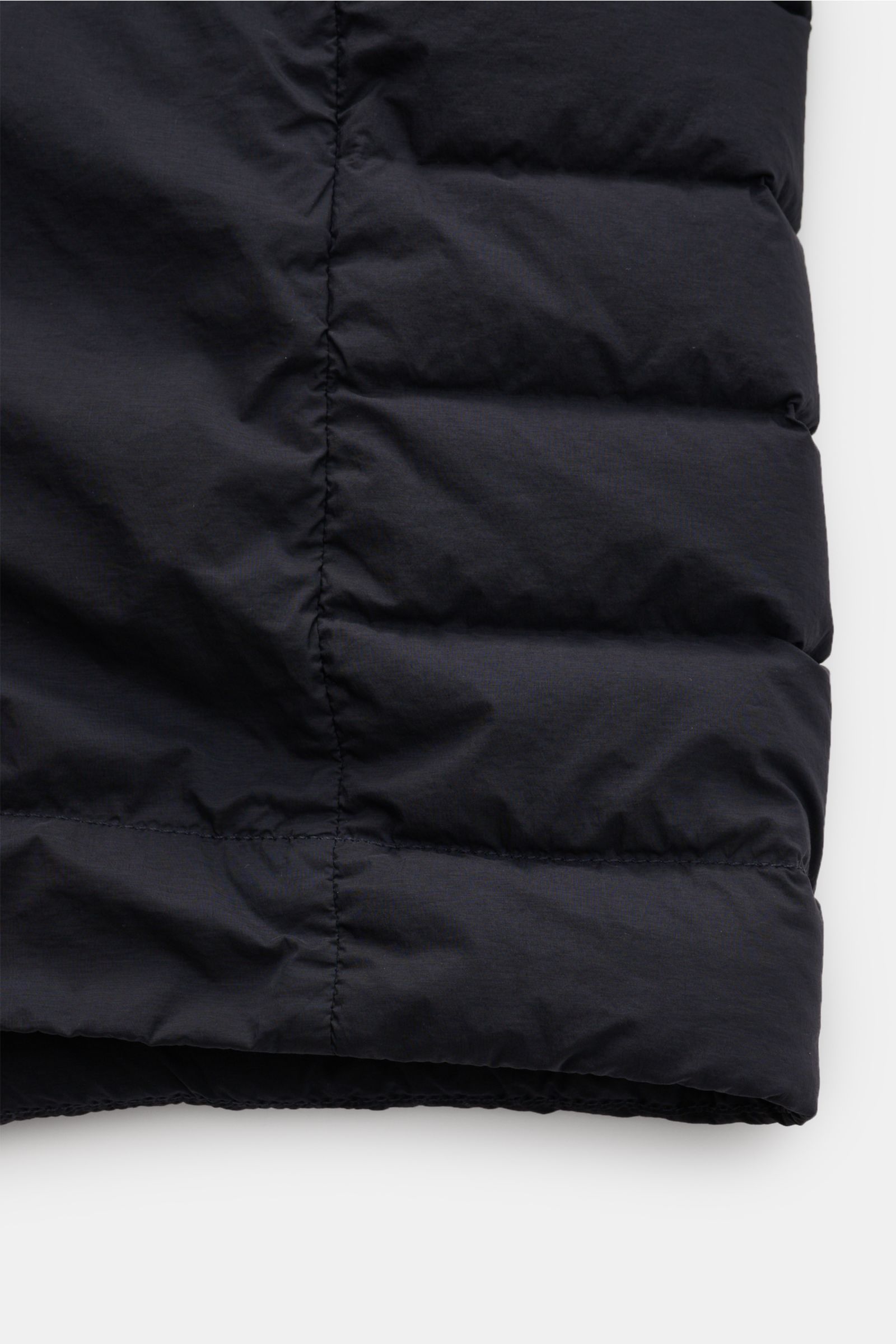 Stone Island Daunenjacke 'Seamless Tunnel Nylon Down-TC' dark navy, Nahaufnahme der hochwertigen, wasserabweisenden Microfaser mit leichter Daunenfüllung.