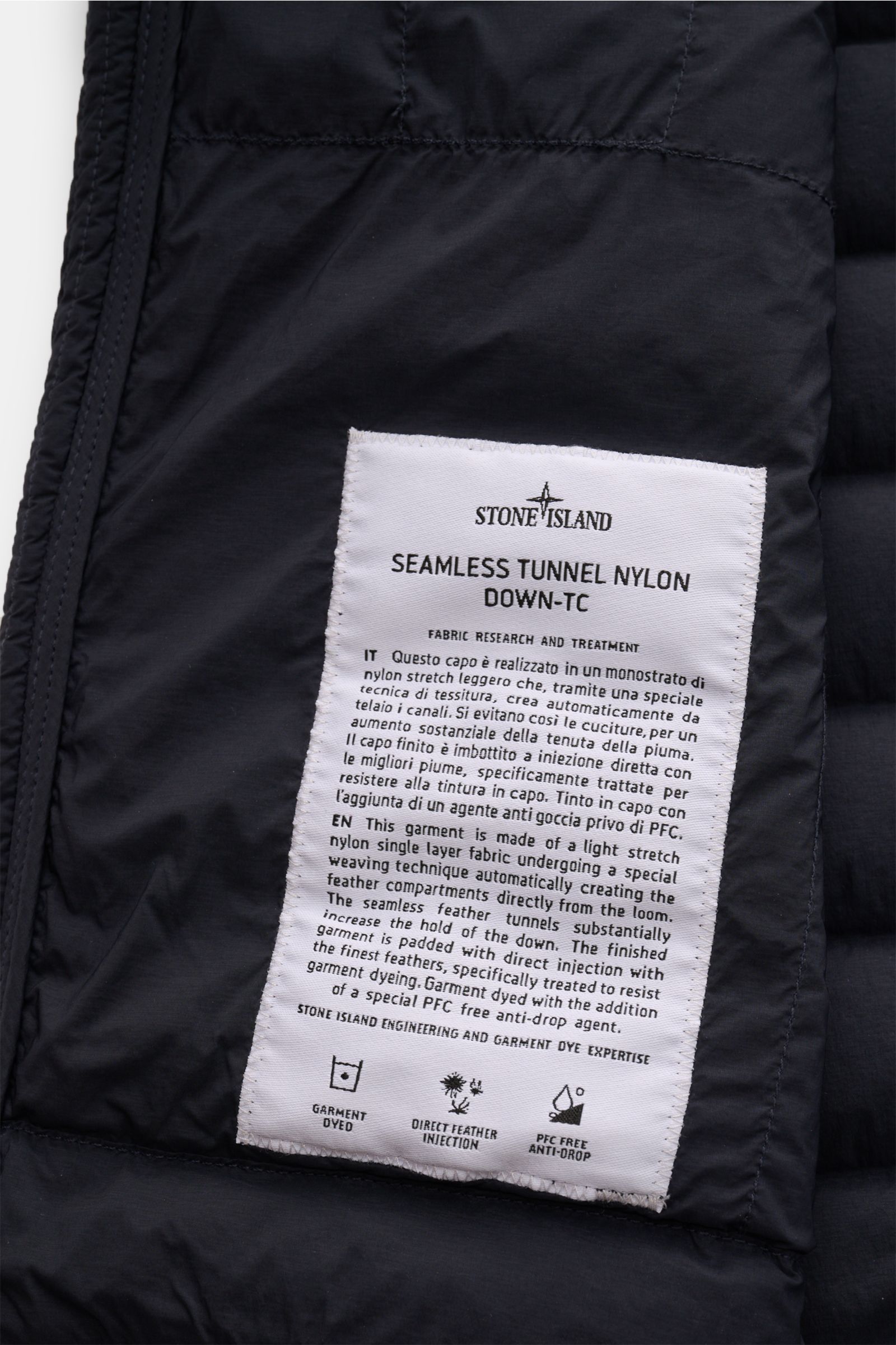 Stone Island Daunenjacke 'Seamless Tunnel Nylon Down-TC' dark navy, Detailansicht Innenetikett, hochwertige Microfaser, leichte Daunenfüllung.