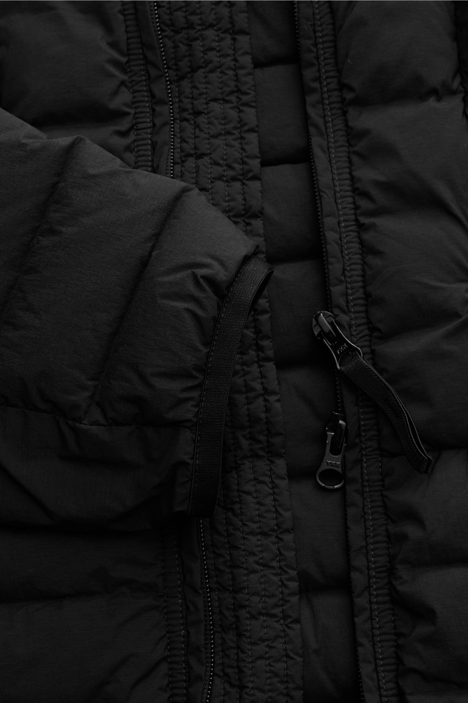 Stone Island Daunenjacke 'Seamless Tunnel Nylon Down-TC' schwarz, Detailansicht Reißverschluss, elastische Ärmel, leichte Daunenfüllung, Slim Fit.