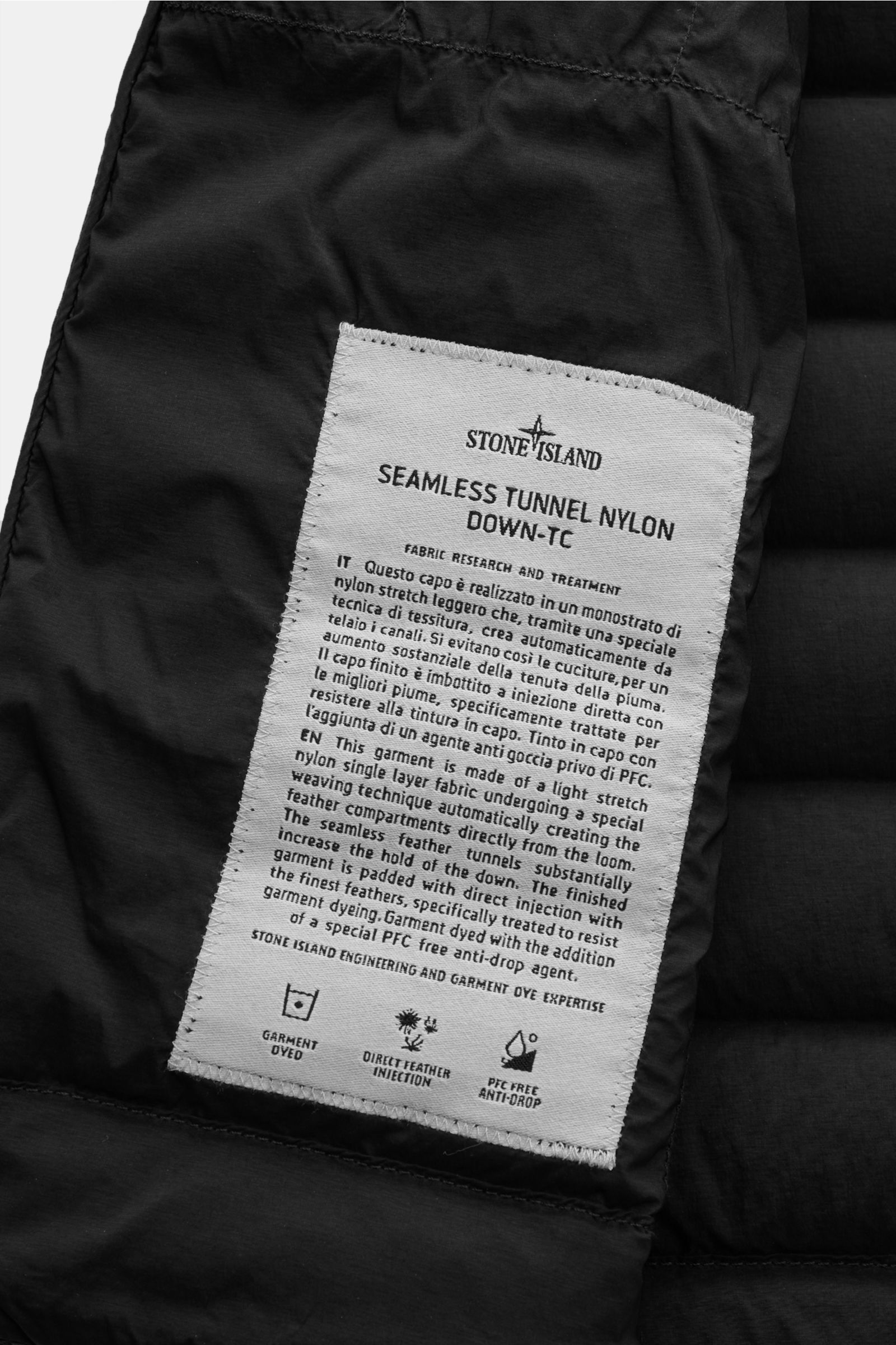 Stone Island Daunenjacke 'Seamless Tunnel Nylon Down-TC' schwarz, Detailansicht des Innenlabels mit Infos zu Material, Füllung und Pflege.