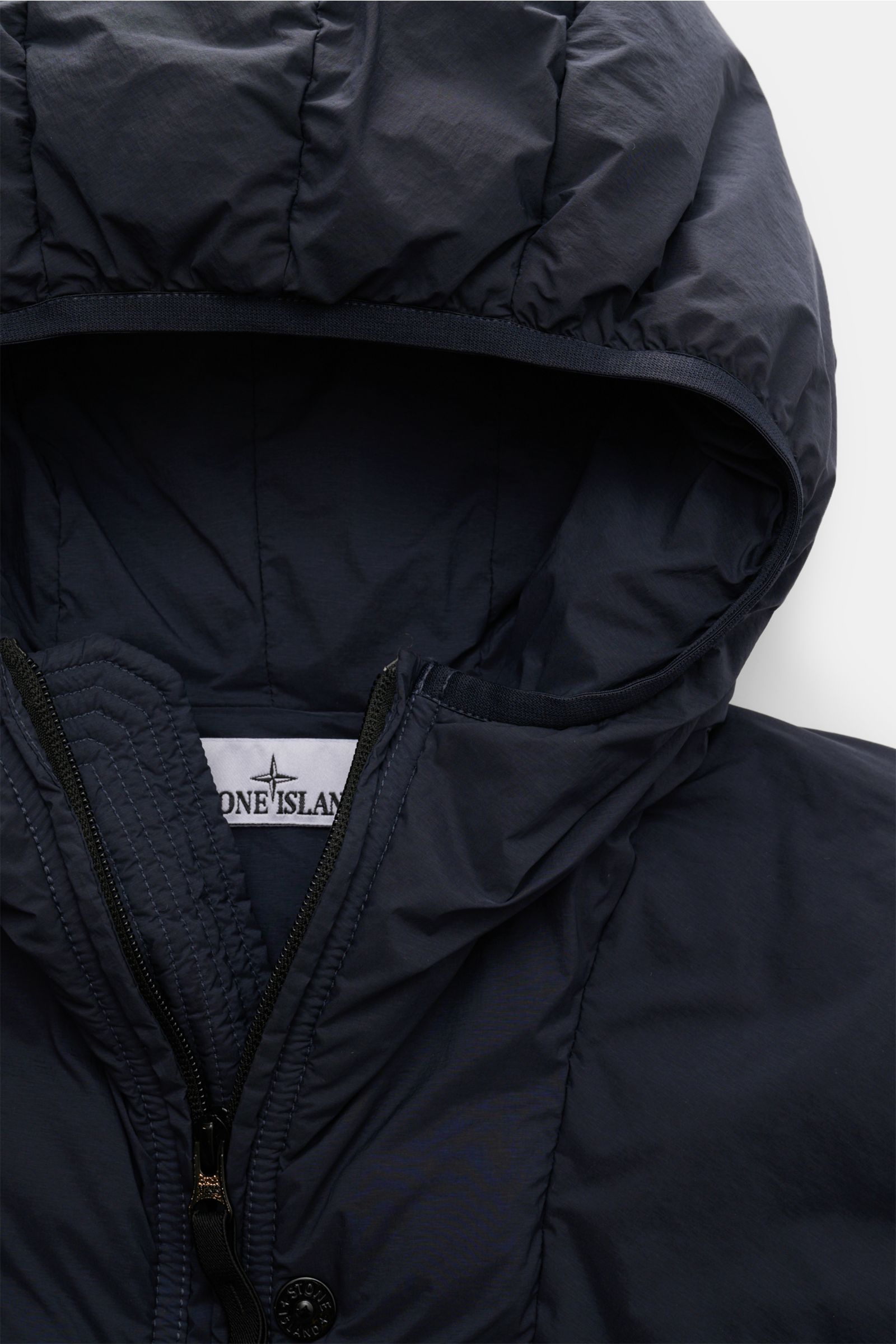 Stone Island Daunenjacke 'Seamless Tunnel Nylon Down-TC' dark navy, Frontnah von oben, wasserabweisend, leicht elastisch, mit Kapuze und Zwei-Wege-Reißverschluss.