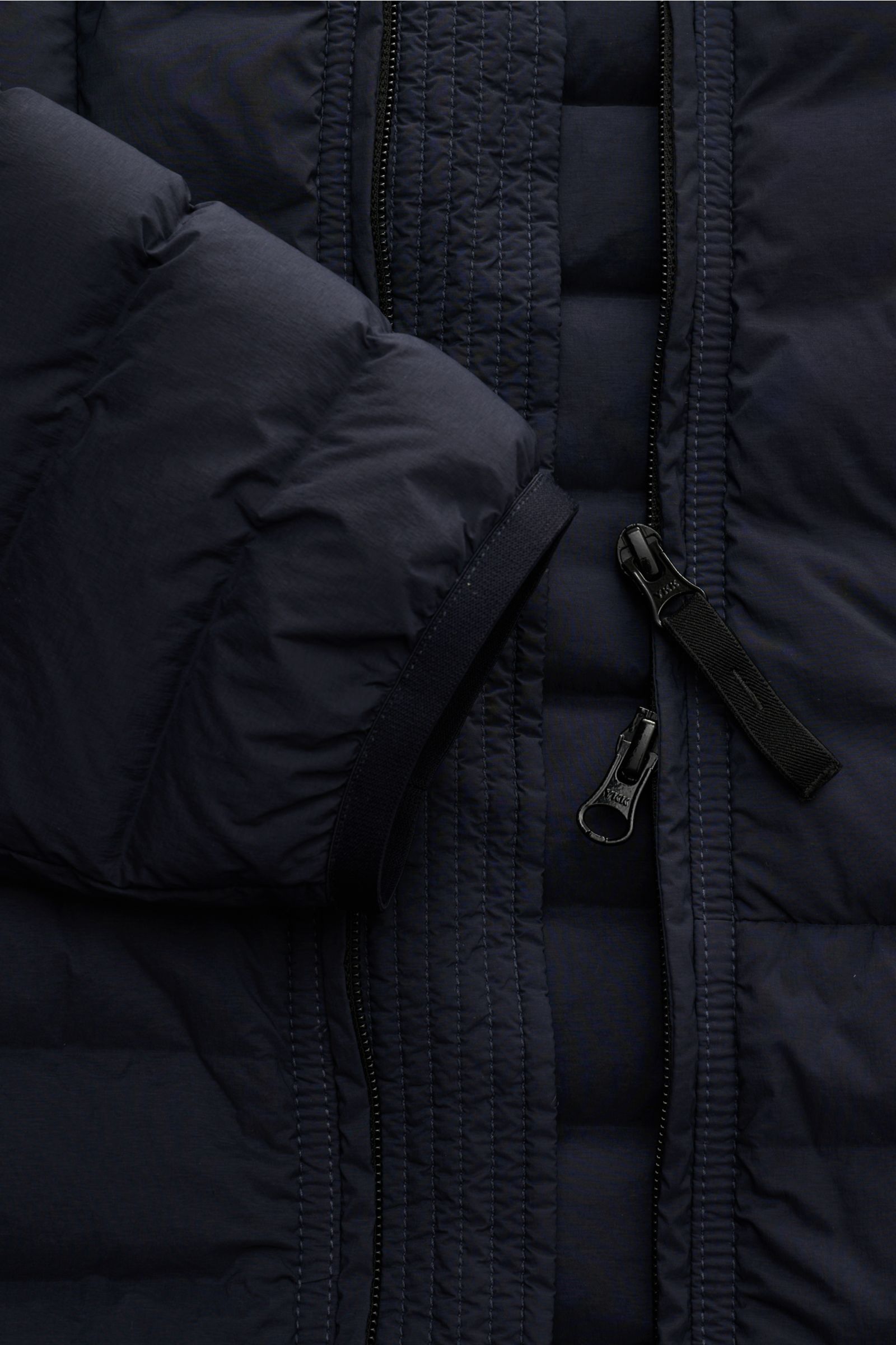 Stone Island Daunenjacke 'Seamless Tunnel Nylon Down-TC' dark navy, Nahaufnahme von Reißverschluss und Ärmel, wasserabweisend, leicht elastisch, Slim Fit.