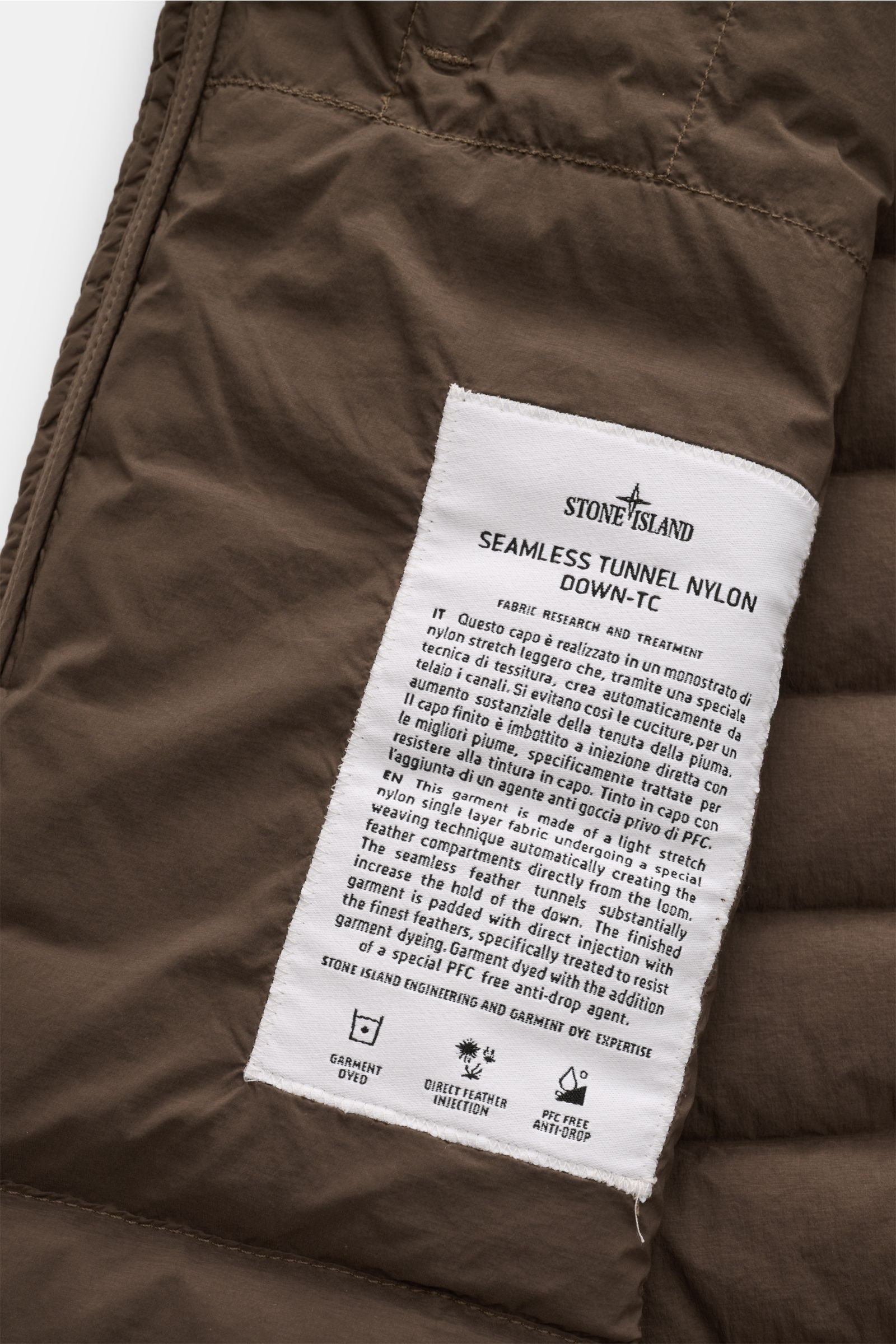 Stone Island Daunenjacke 'Seamless Tunnel Nylon Down-TC' braun, Nahaufnahme Innenlabel, hochwertige Microfaser, leichte Entendaunenfüllung.