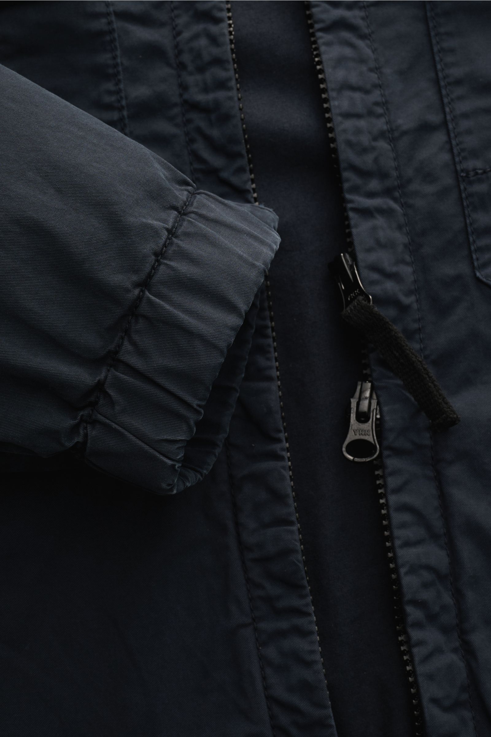 Close-up front view of the Stone Island Blouson 'Stretch Cotton Twill-TC' navy, showing elastic cuff and robust two-way zipper. Sportives Frühlings-Essential: Mit seinem leichten Baumwollmaterial wird der STONE ISLAND Blouson zum idealen Begleiter an wärm