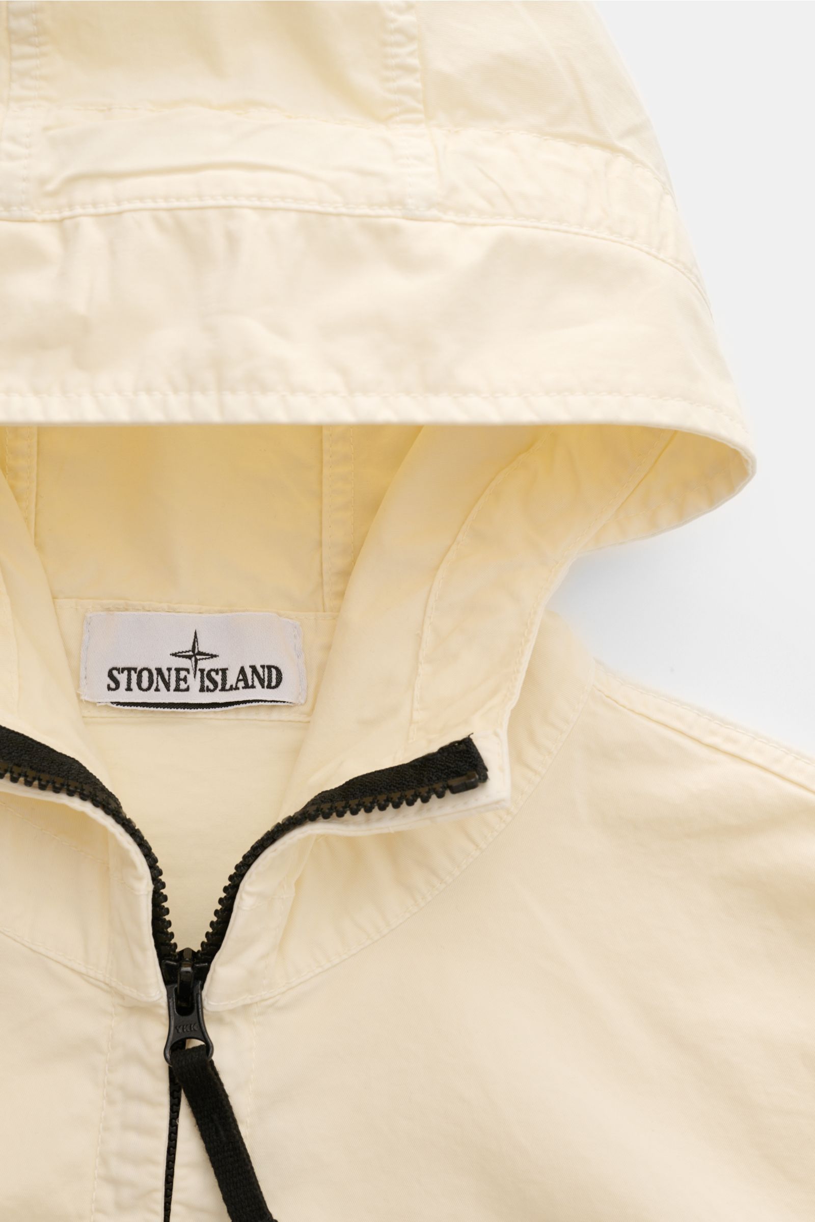Stone Island Blouson 'Stretch Cotton Twill-TC' creme, Detailansicht von oben, leichte, elastische Baumwolle, Kapuze mit Tunnelzug, robuster Zwei-Wege-Reißverschluss, Slim Fit, weicher Griff.
