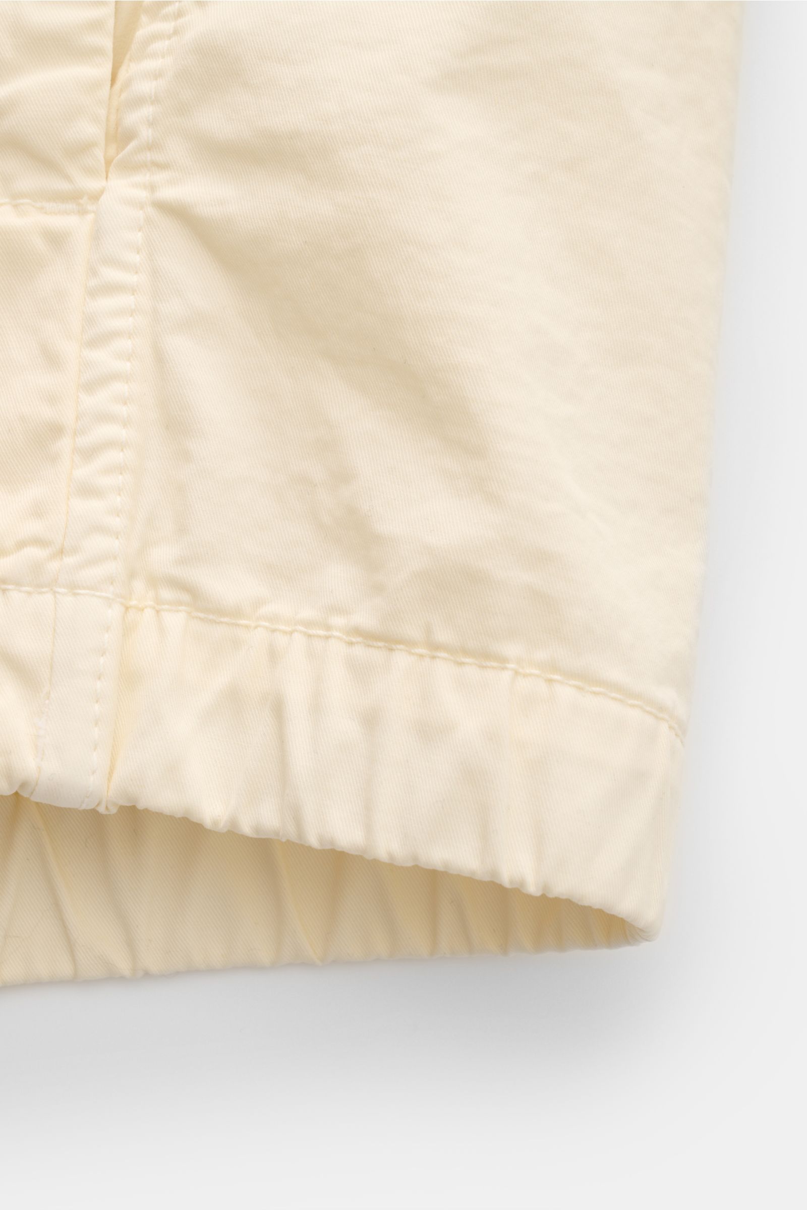 Stone Island Blouson 'Stretch Cotton Twill-TC' creme, Detailaufnahme Saum mit elastischem Bündchen aus weicher, elastischer Baumwolle.