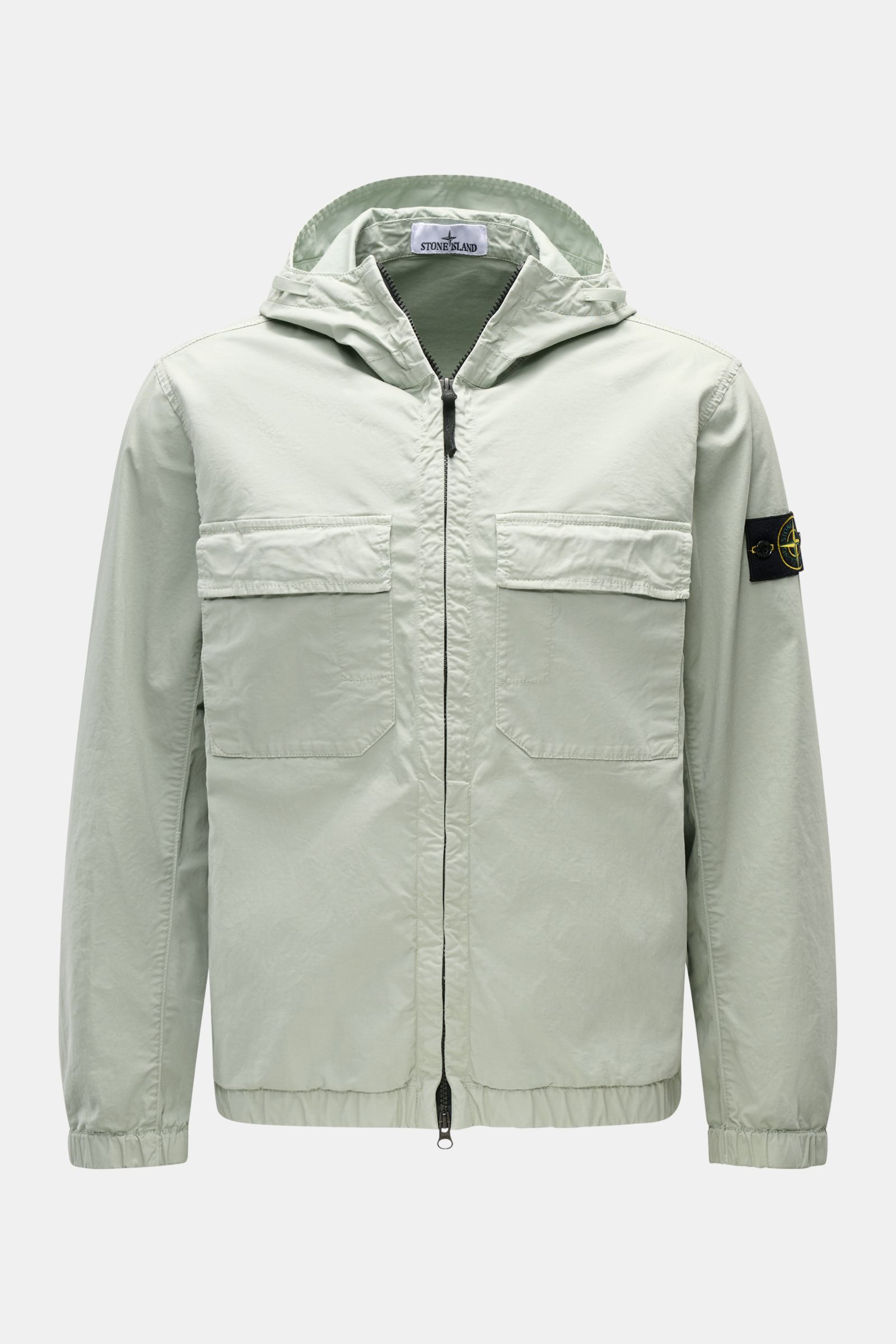Stone Island Blouson 'Stretch Cotton Twill-TC' salbei, frontale Ansicht, leichte Baumwolle, Slim Fit, Kapuze mit Tunnelzug, Brusttaschen, elastische Bündchen, robuster Zwei-Wege-Reißverschluss.