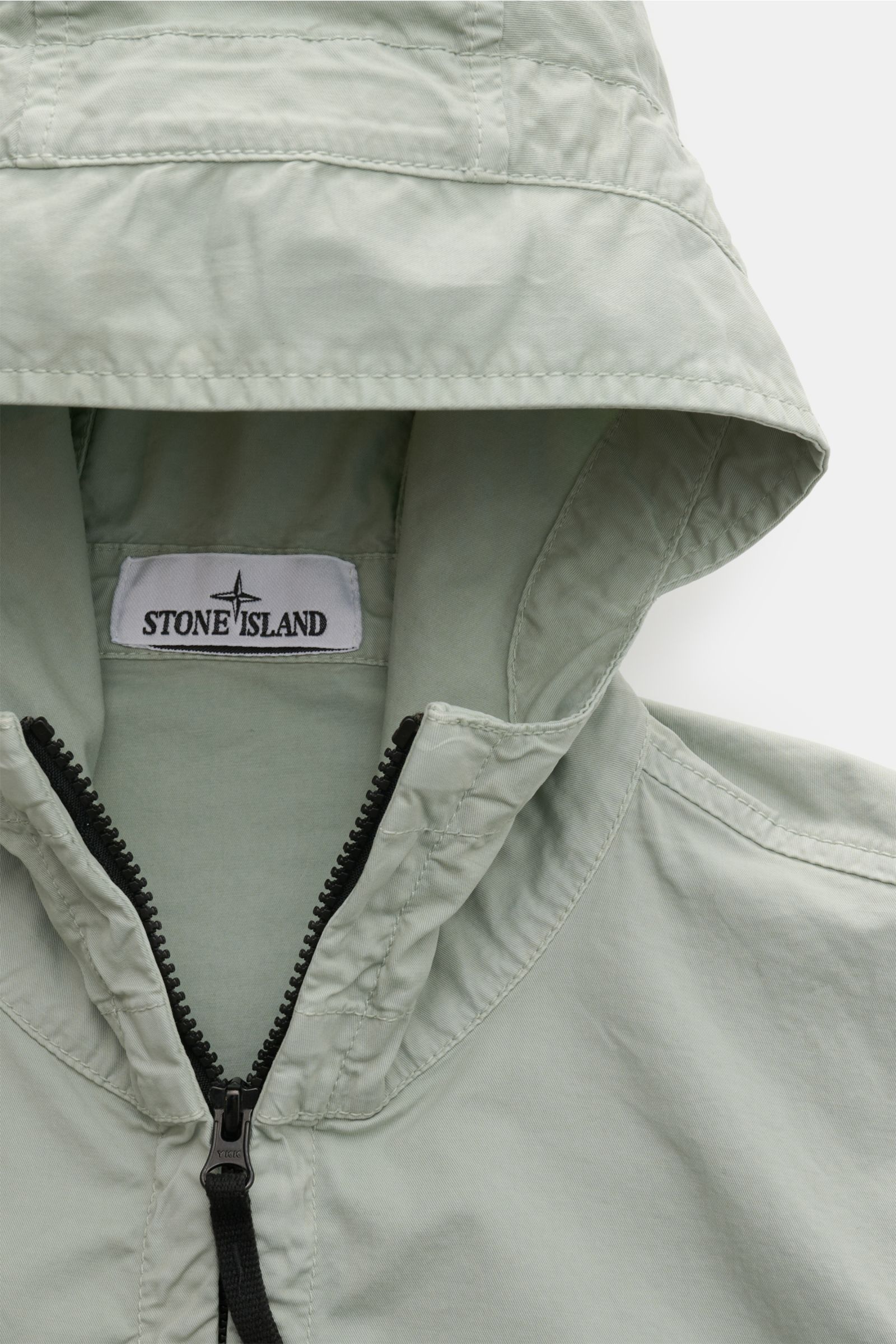 Stone Island Blouson 'Stretch Cotton Twill-TC' salbei, leichte Baumwolle, Kapuze mit Tunnelzug, robuster Zwei-Wege-Reißverschluss, Nahaufnahme von oben