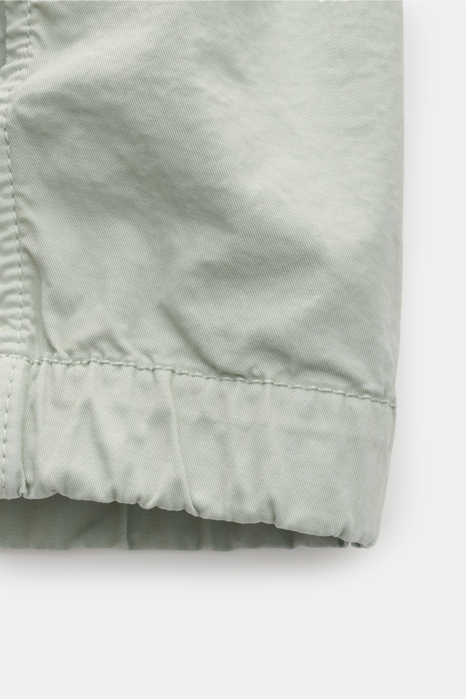 Detailaufnahme des elastischen Saumbündchens vom Stone Island Blouson 'Stretch Cotton Twill-TC' salbei aus weicher, garment dyed Baumwolle.