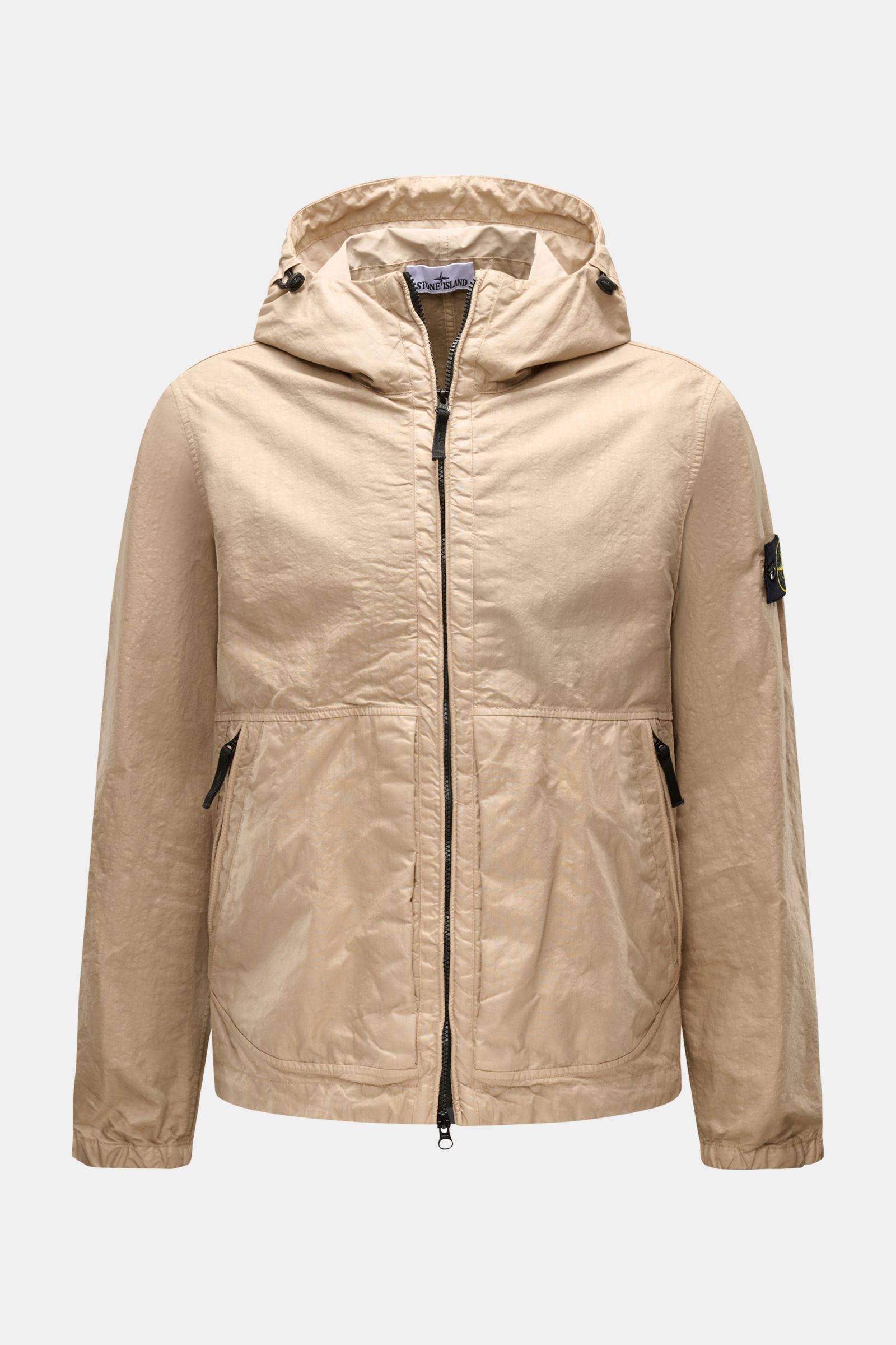 Front view of Stone Island Jacke 'Organic-Look Nylon Panama-TC' beige, a slim fit, water-repellent microfiber canvas jacket with hood and zippered pockets.

Description: Mit der Jacke 'Organic-Look Nylon Panama-TC' präsentiert STONE ISLAND ein modernes