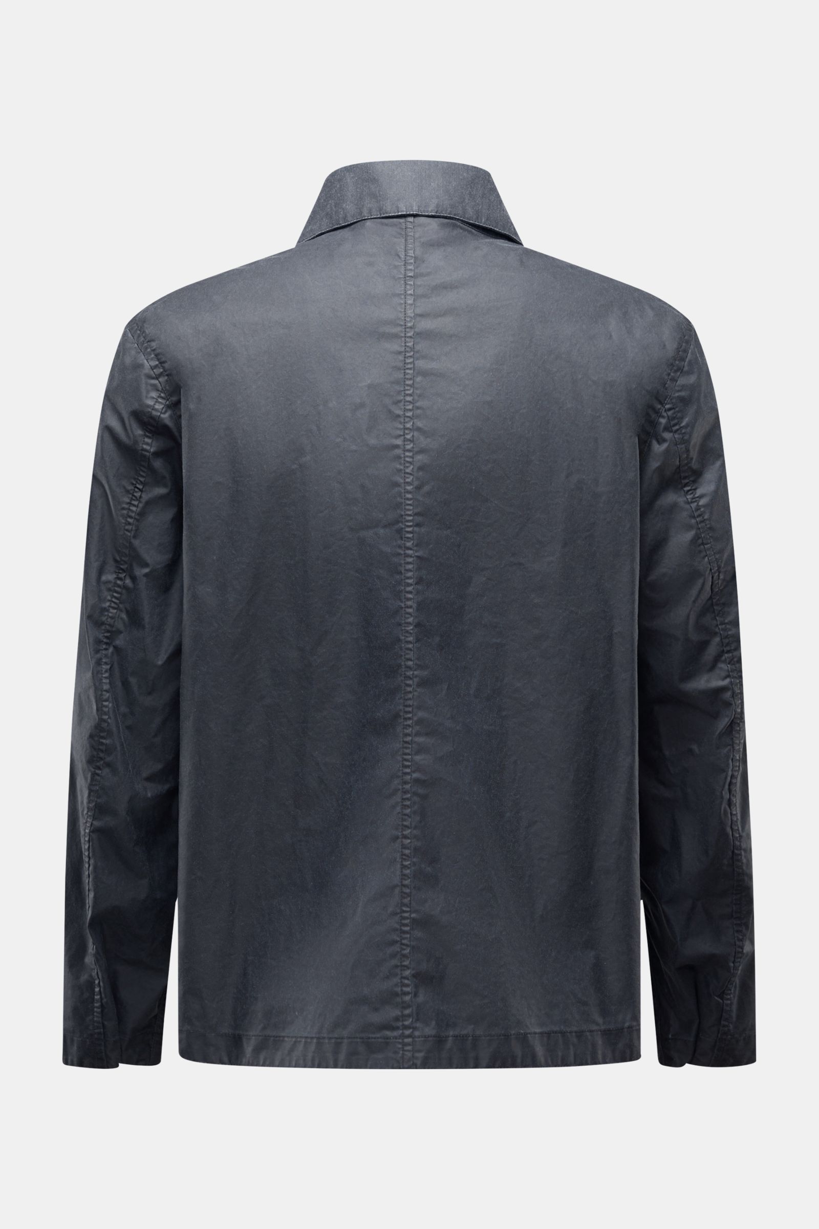 Stone Island Waxed jacket 'Waxed Pigment Cotton Tela' navy shown from the back, made of cotton-polyester canvas with waxed, water-repellent surface.

The waxed jacket 'Waxed Pigment Cotton Tela' by STONE ISLAND features the expected level of innovation