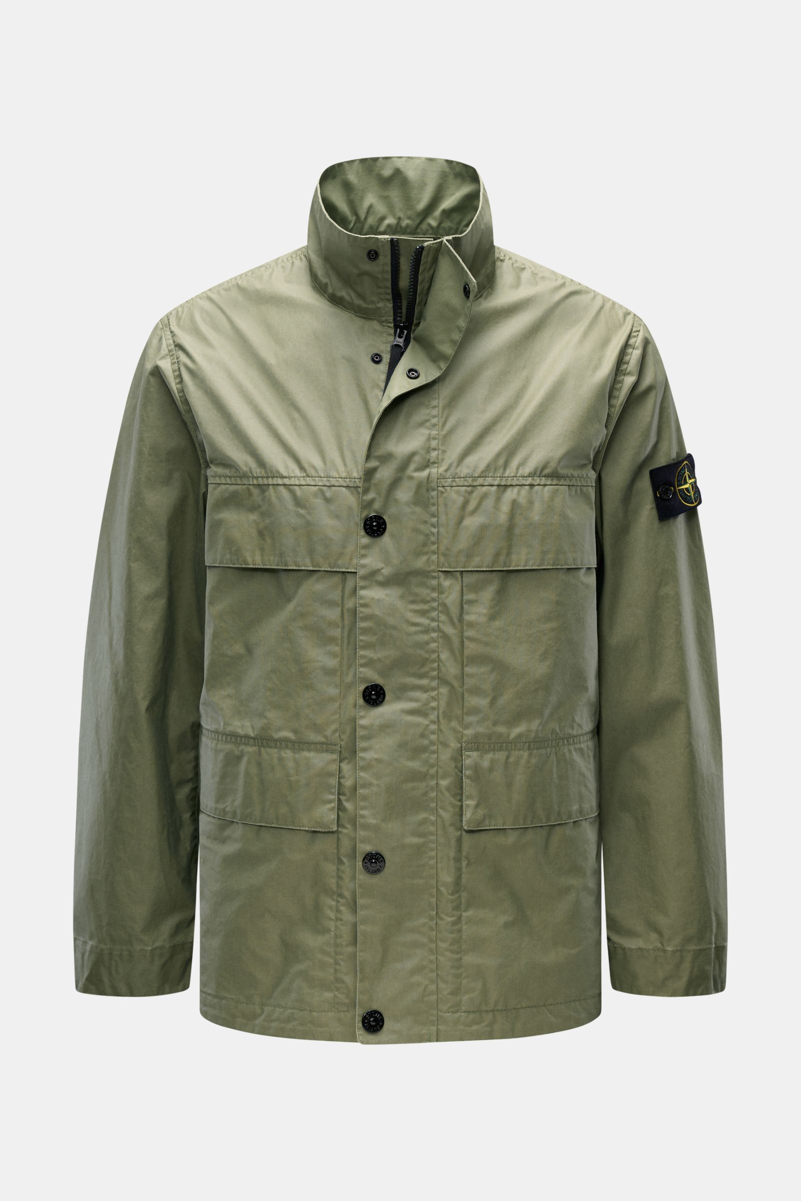 Stone Island Wachsjacke 'Waxed Pigment Cotton Tela' oliv, frontale Ansicht, wasserabweisend, gewachst, Slim Fit, mit Brust- und Hüfttaschen, hoch schließendem Kragen.