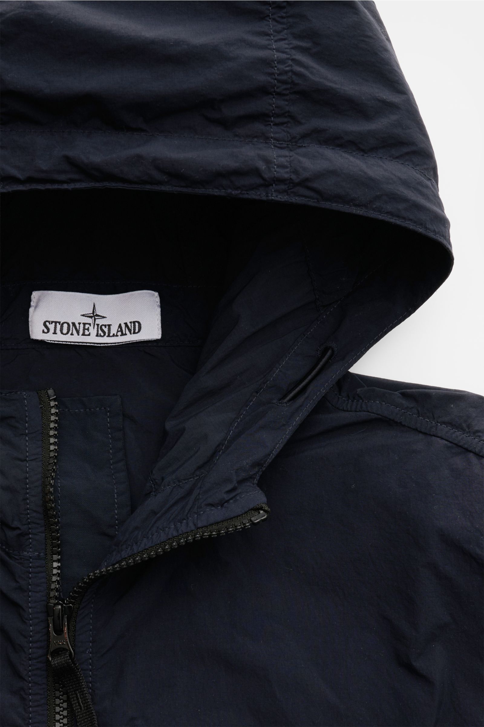 Stone Island Jacke 'Nylon Smerigliato-TC' navy, Nahaufnahme von Kapuze, Zwei-Wege-Reißverschluss, wasserabweisend, leichte Microfaser, mattierte Oberfläche.