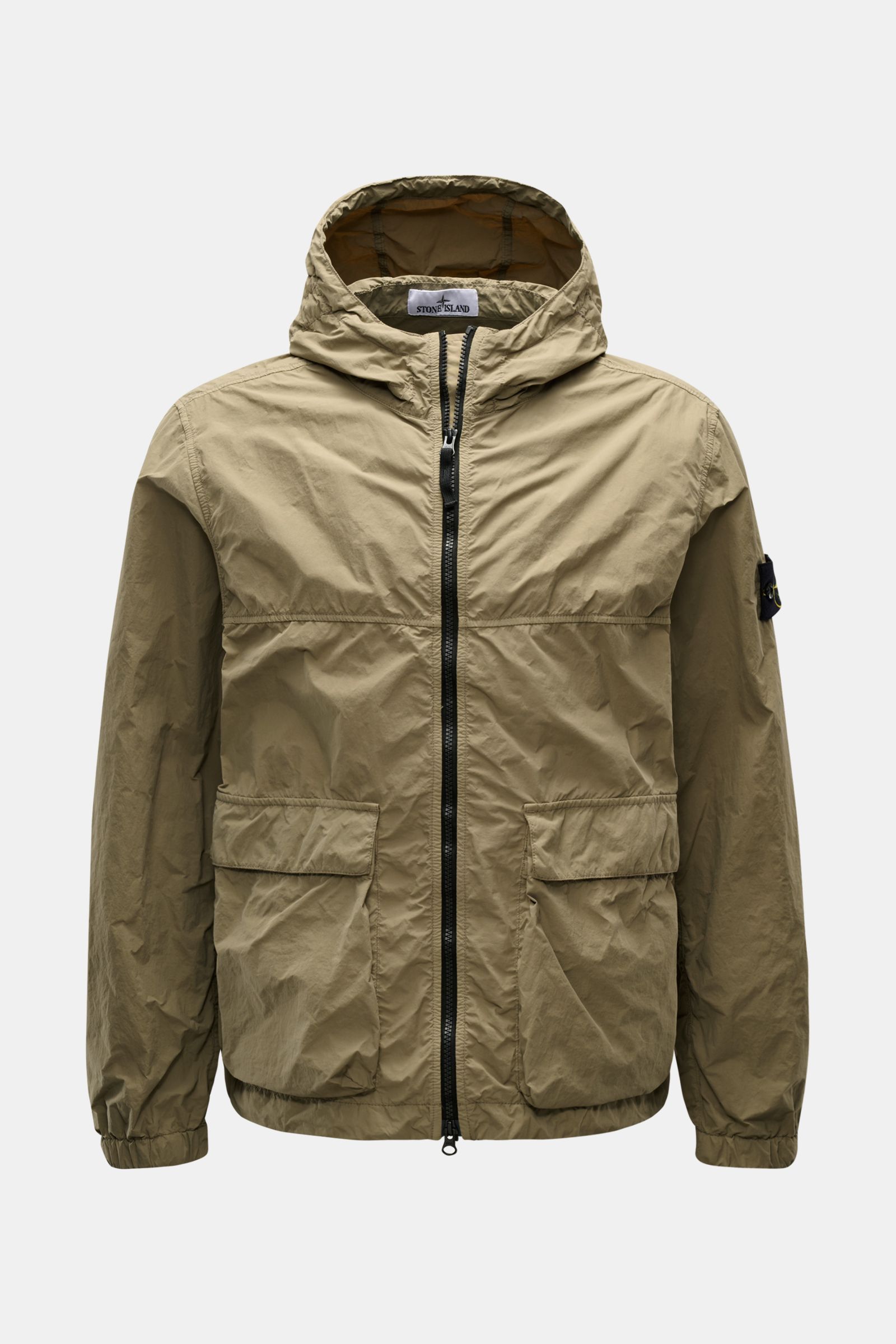 Stone Island Jacke 'Nylon Smerigliato-TC' oliv, frontale Ansicht, Kapuze, Zwei-Wege-Reißverschluss, aufgesetzte Taschen, Kompass-Badge, wasserabweisend, leichte Microfaser.