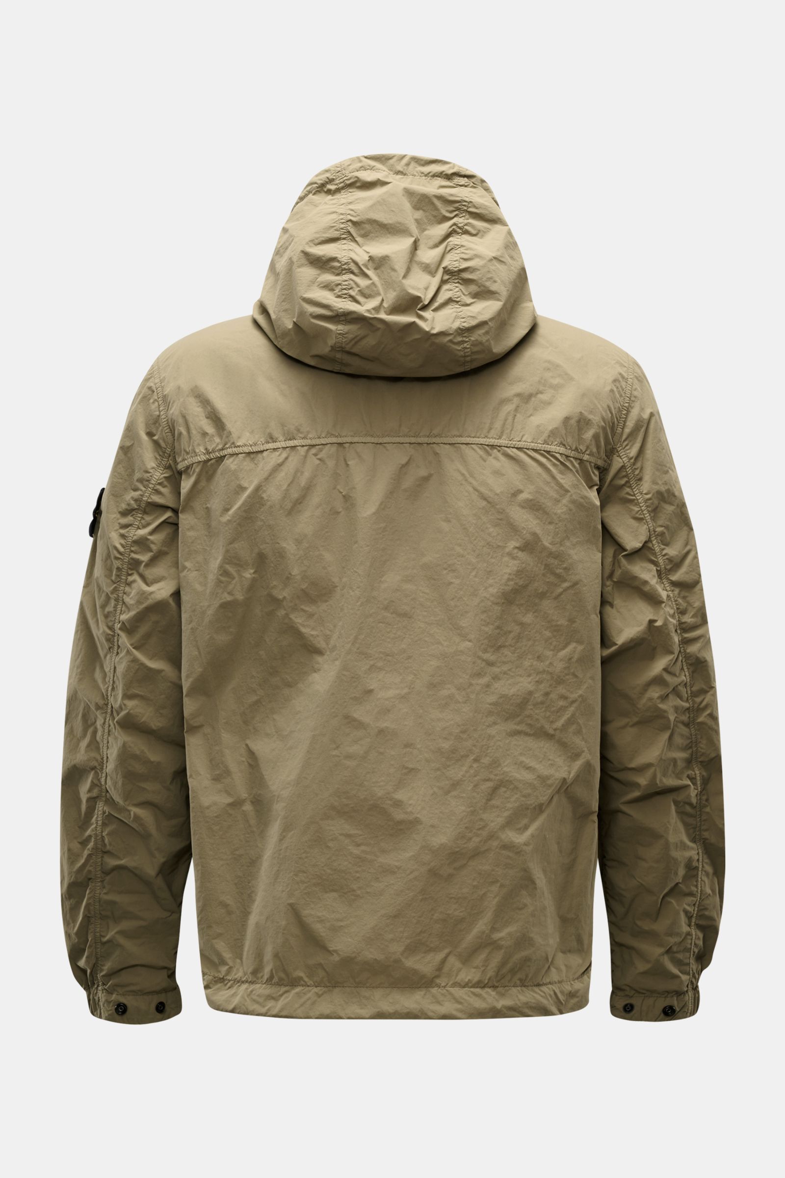 Stone Island Jacke 'Nylon Smerigliato-TC' oliv, Rückansicht, wasserabweisend, Kapuze mit Tunnelzug, Slim Fit, Kompass-Badge am Ärmel.