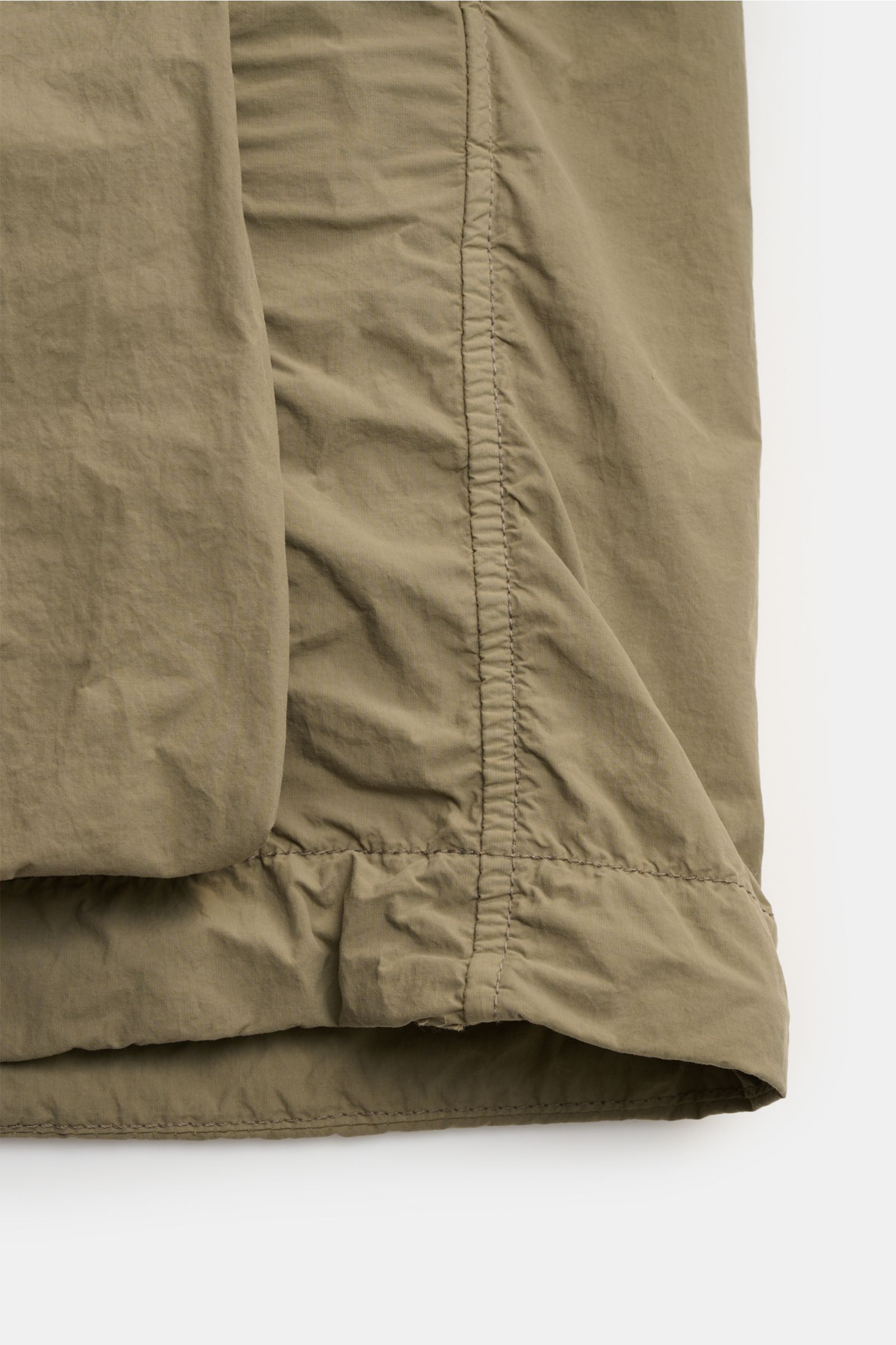 Stone Island Jacke 'Nylon Smerigliato-TC' oliv, Detailansicht Saum und Naht, wasserabweisend, leicht, Slim Fit, mit Kompass-Badge.