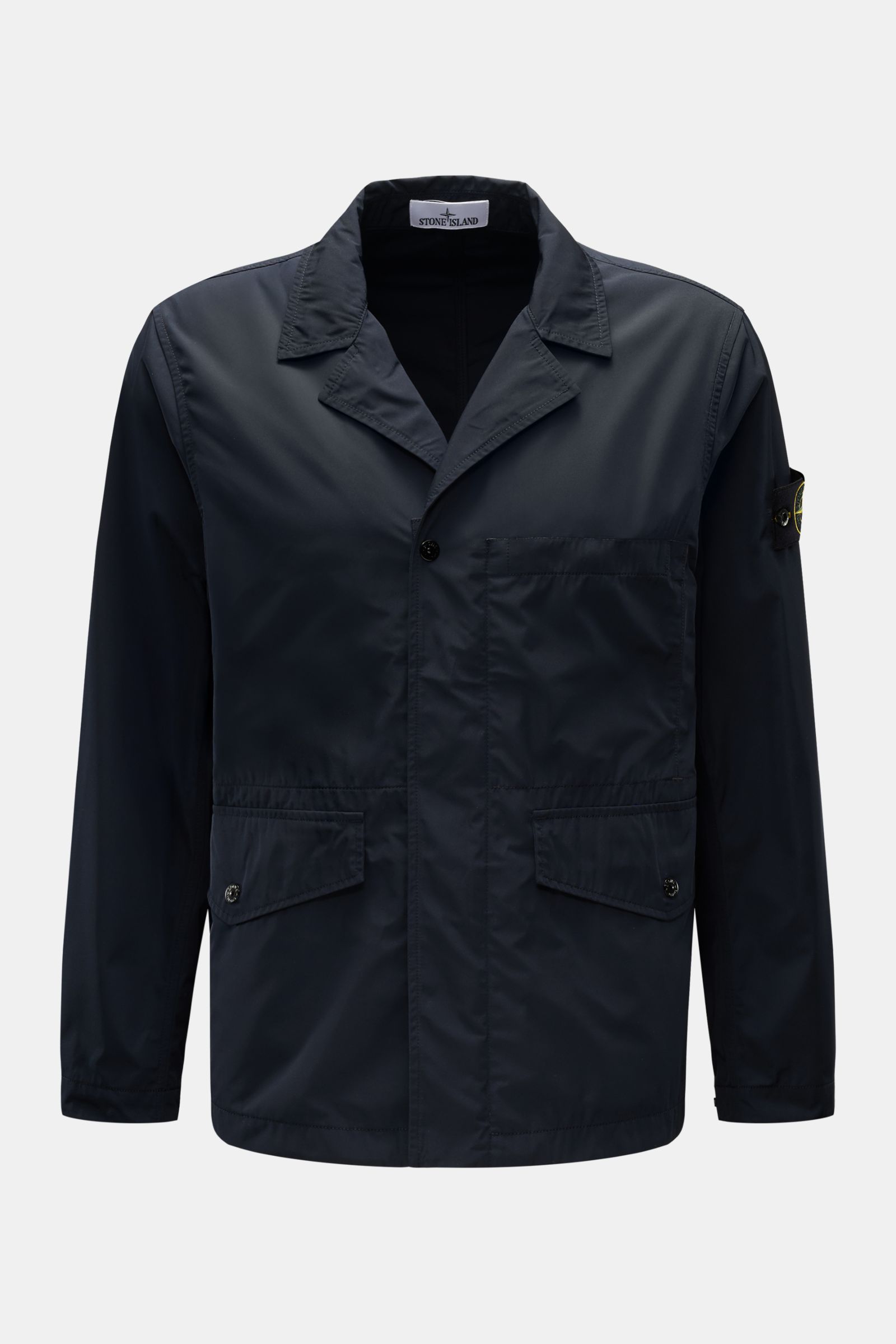 Stone Island Jacke 'Micro Twill' navy, frontal fotografiert, Slim Fit mit fallendem Revers, zwei Fronttaschen, Kompass-Badge am Ärmel, wasserabweisend, Microfaser, regulierbare Ärmelabschlüsse.