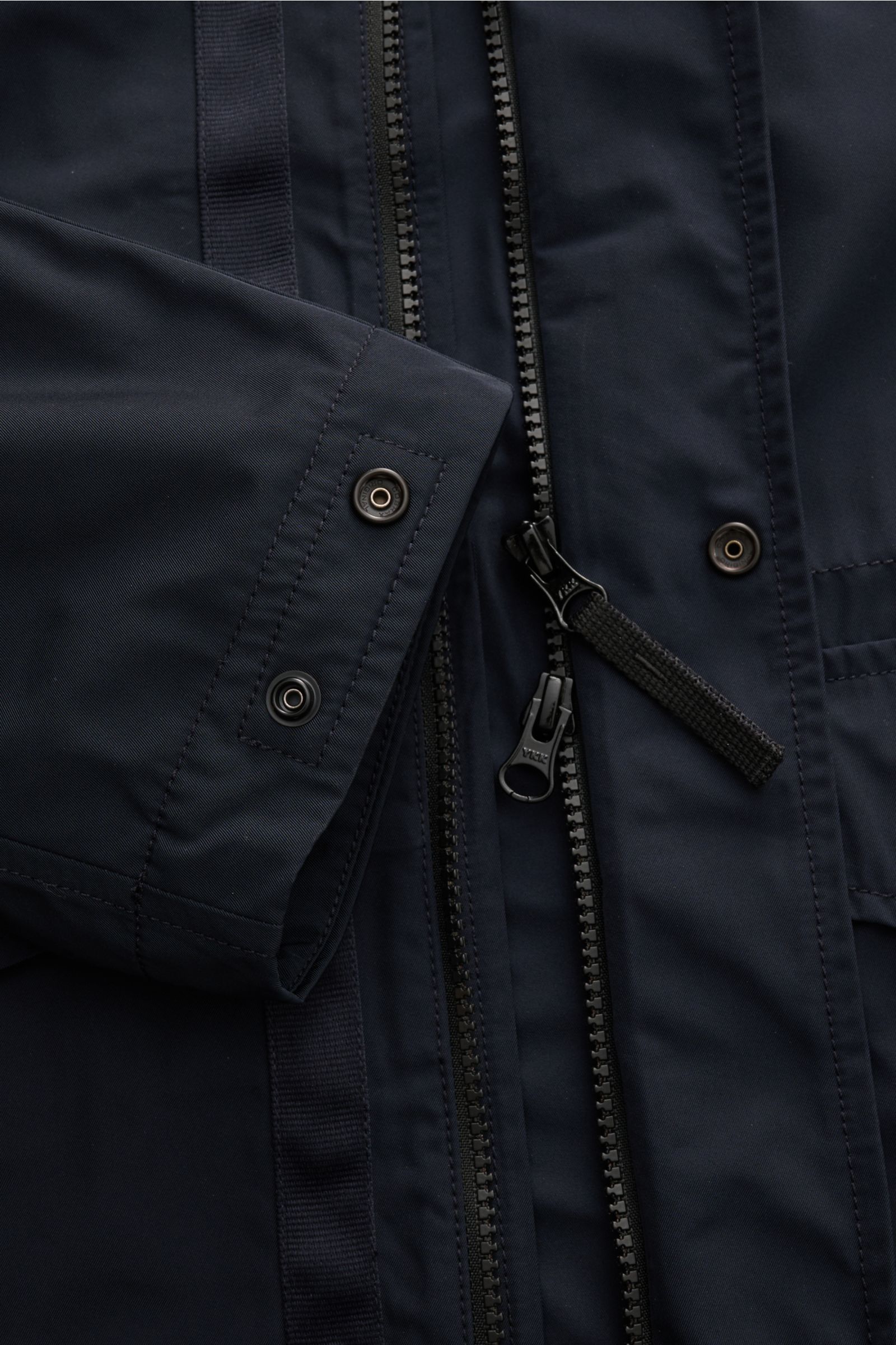 Nahaufnahme der Stone Island Jacke 'Micro Twill' navy von vorne, zeigt Slim Fit, zwei-Wege-Reißverschluss, Druckknopfleiste und regulierbaren Ärmelabschluss.