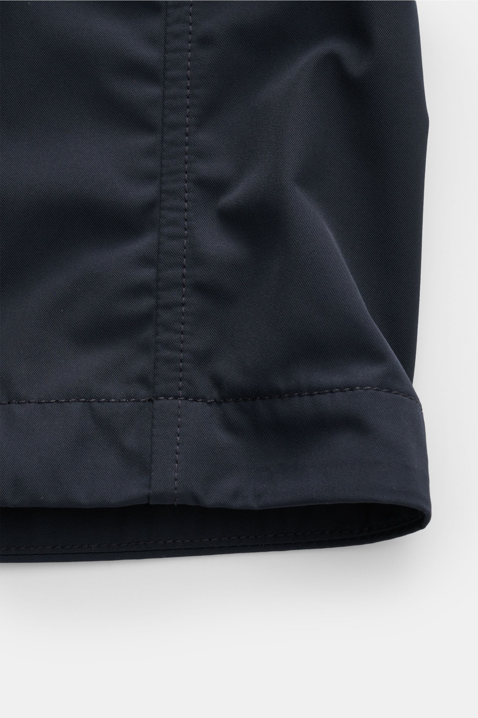 Stone Island Jacke 'Micro Twill' navy, Detailaufnahme vom unteren Saum, glatter Microfaserstoff, Slim Fit, wasserabweisend, mit Kompass-Badge.