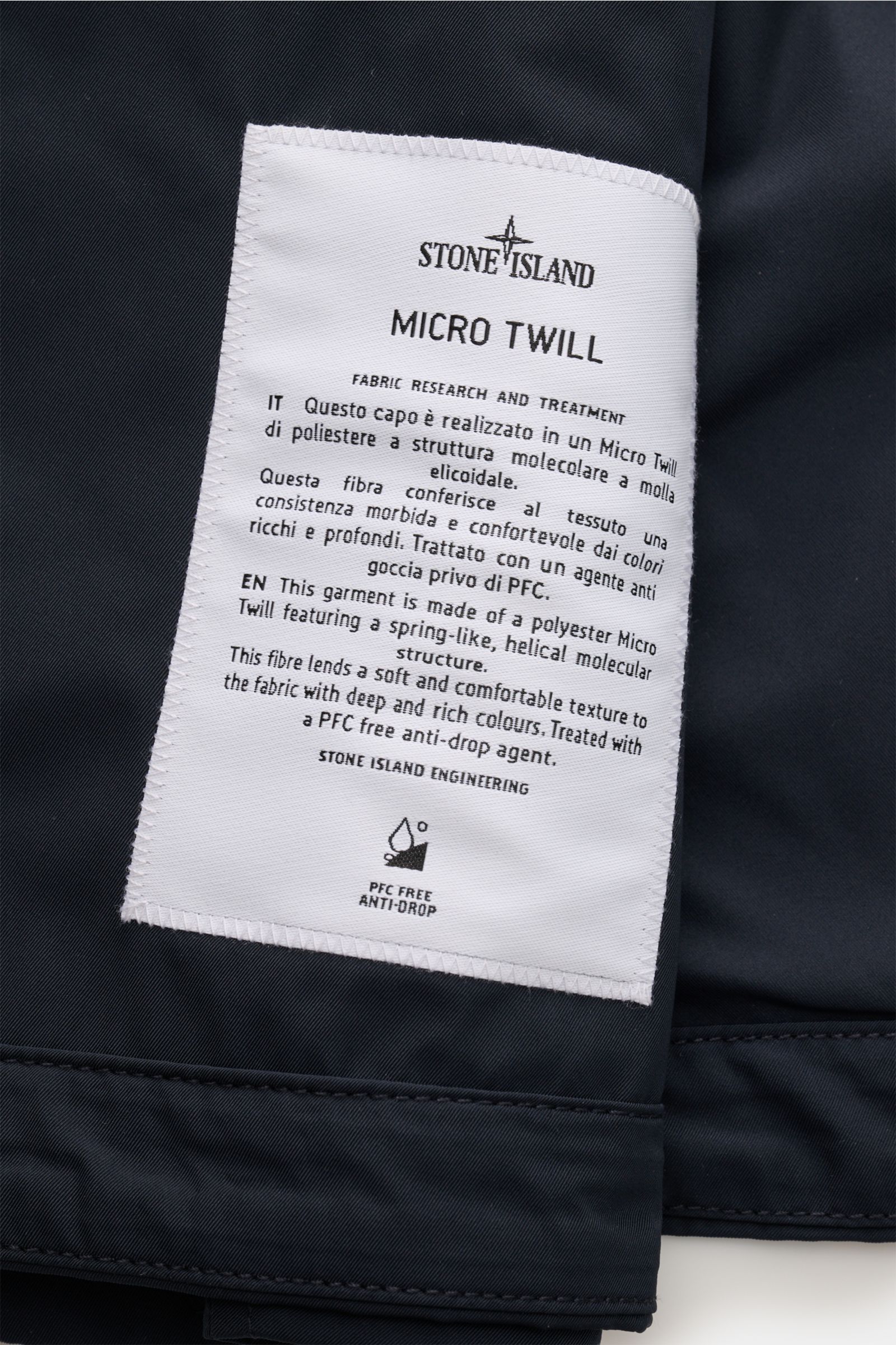 Stone Island Jacke 'Micro Twill' navy in Nahaufnahme von innen, zeigt Microfaser, glatten Griff, wasserabweisend, Slim Fit, Zwei-Wege-Reißverschluss, Druckknöpfe, fallendes Revers, Fronttaschen, Kompass-Badge, regulierbare Ärmel, geschmeidiges Futter, Inn