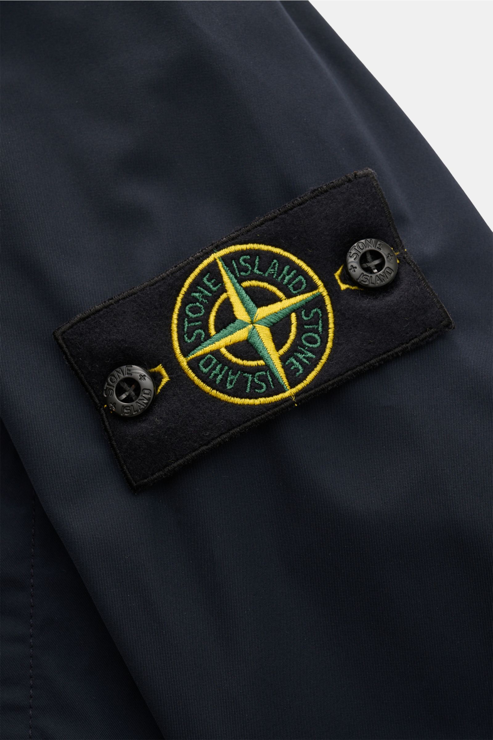 Stone Island Jacke 'Micro Twill' navy im Detail von nah mit Kompass-Badge am Ärmel, Microfaser, wasserabweisend, Slim Fit, Druckknöpfen.