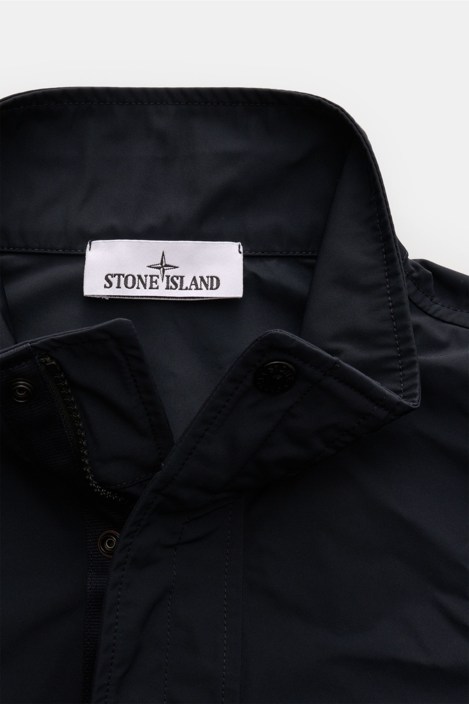 Stone Island Jacke 'Micro Twill' dark navy Nahaufnahme von Kragen und Reißverschluss, wasserabweisend, Slim Fit, technische Microfaser.
