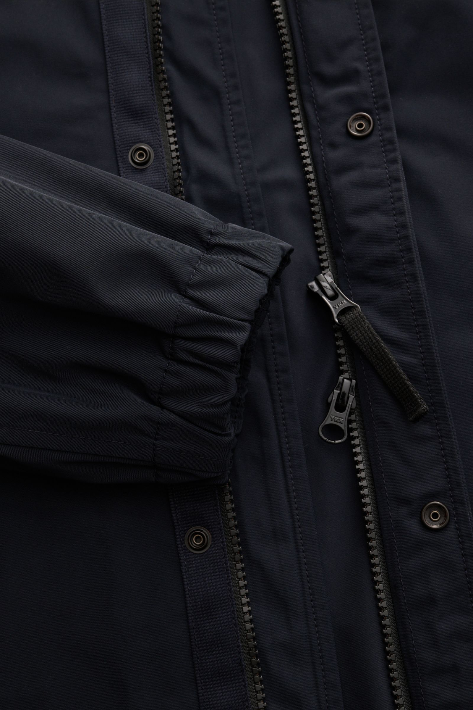 Stone Island Jacke 'Micro Twill' dark navy, Nahaufnahme von elastischem Ärmelbündchen, robustem Zwei-Wege-Reißverschluss und Druckknöpfen, Slim Fit, wasserabweisend, technische Microfaser.