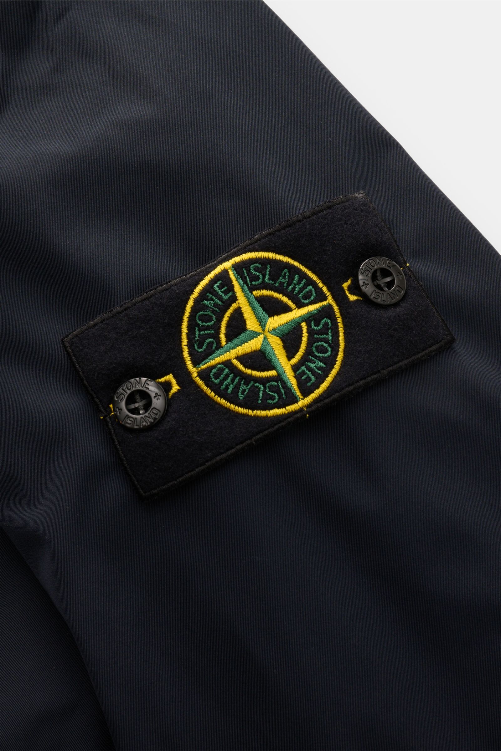Stone Island Jacke 'Micro Twill' dark navy Detailaufnahme des Kompass-Badges auf technischem, wasserabweisendem Microfaser-Twill, Slim Fit.
