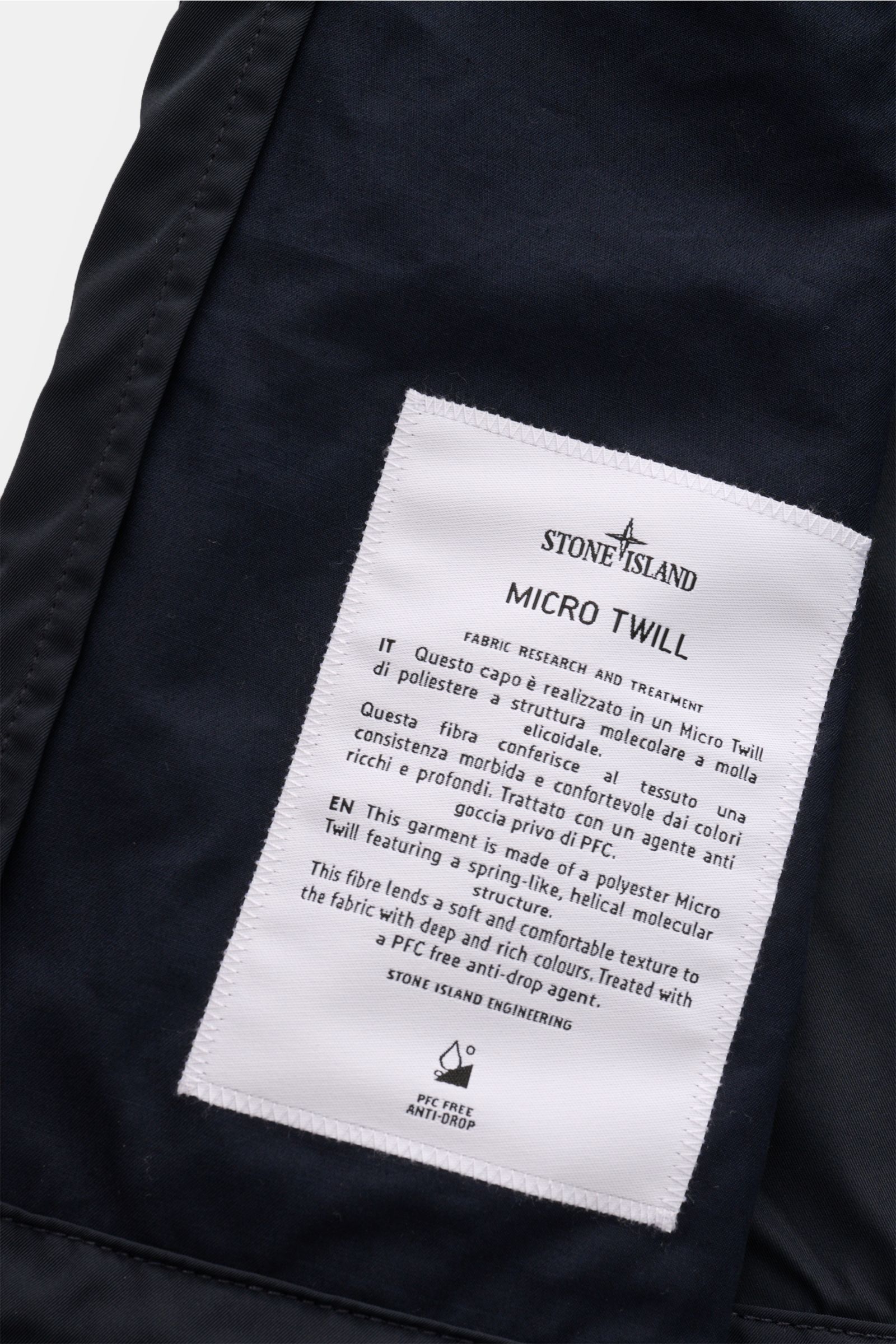 Stone Island Jacke 'Micro Twill' dark navy im Detail von innen, wasserabweisend, Slim Fit, hoher Kragen, Kompass-Badge, Reißverschlüsse.