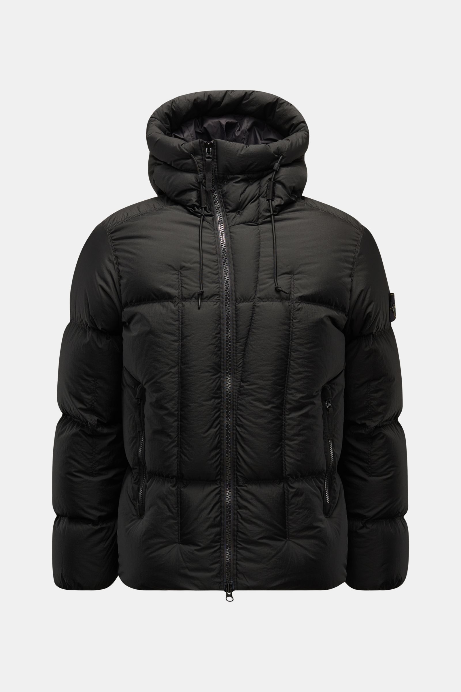Front view of Stone Island Daunenjacke 'Seam Faded Light Nylon Tela' schwarz, a slim fit black down jacket with hood, two-way zipper, zippered pockets, elastic cuffs, and adjustable hem.

Stilsicher auch an kalten Tagen: Die Daunenjacke von STONE ISLAN