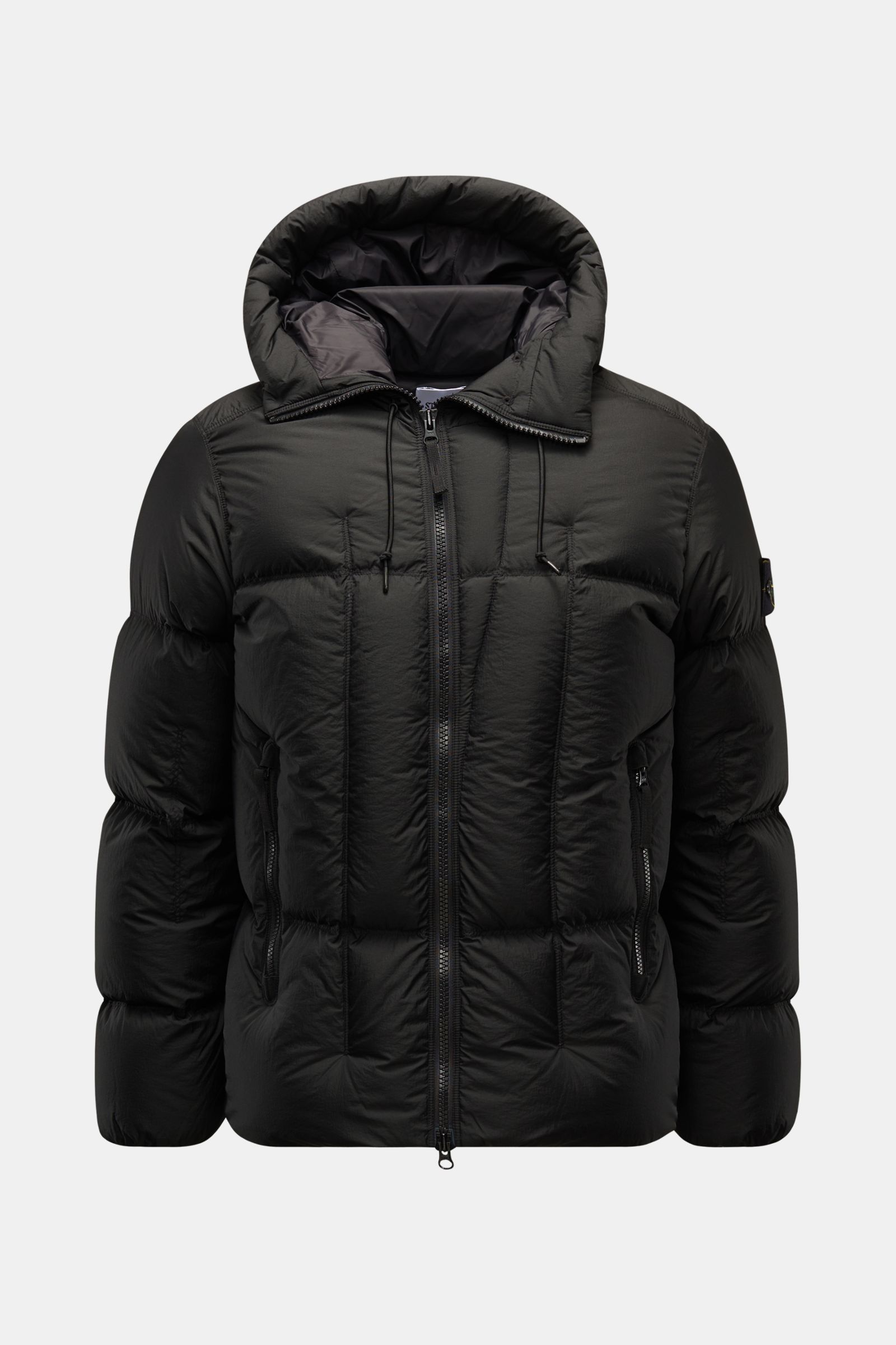 Front view of Stone Island Daunenjacke 'Seam Faded Light Nylon Tela' schwarz, a slim fit black down jacket with a hood, two-way zipper, zipper pockets, and elastic cuffs. Stilsicher auch an kalten Tagen: Die Daunenjacke von STONE ISLAND überzeugt ihrer wä
