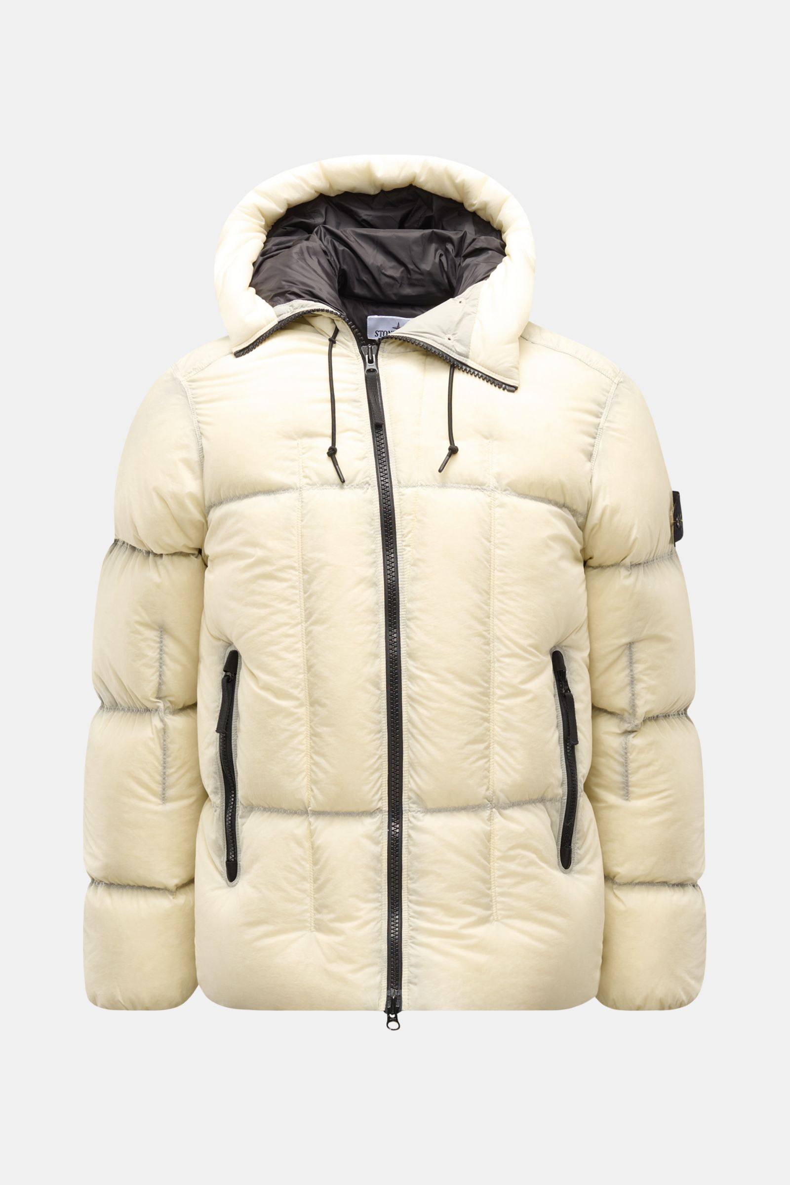 Stone Island Daunenjacke 'Seam Faded Light Nylon Tela' offwhite, frontale Ansicht, Slim Fit, wattierte Kapuze, zwei Reißverschlusstaschen, Daunenfüllung.
