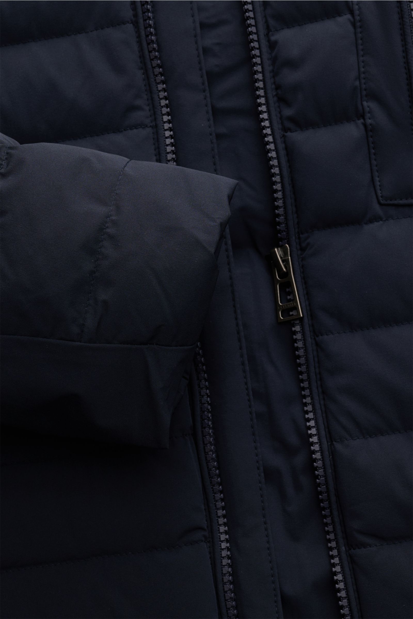 Belstaff Daunenjacke 'Chassis' navy, Detailaufnahme von Reißverschluss und Ärmel, leichte Daunenfüllung, wasserabweisend, Microfaser.