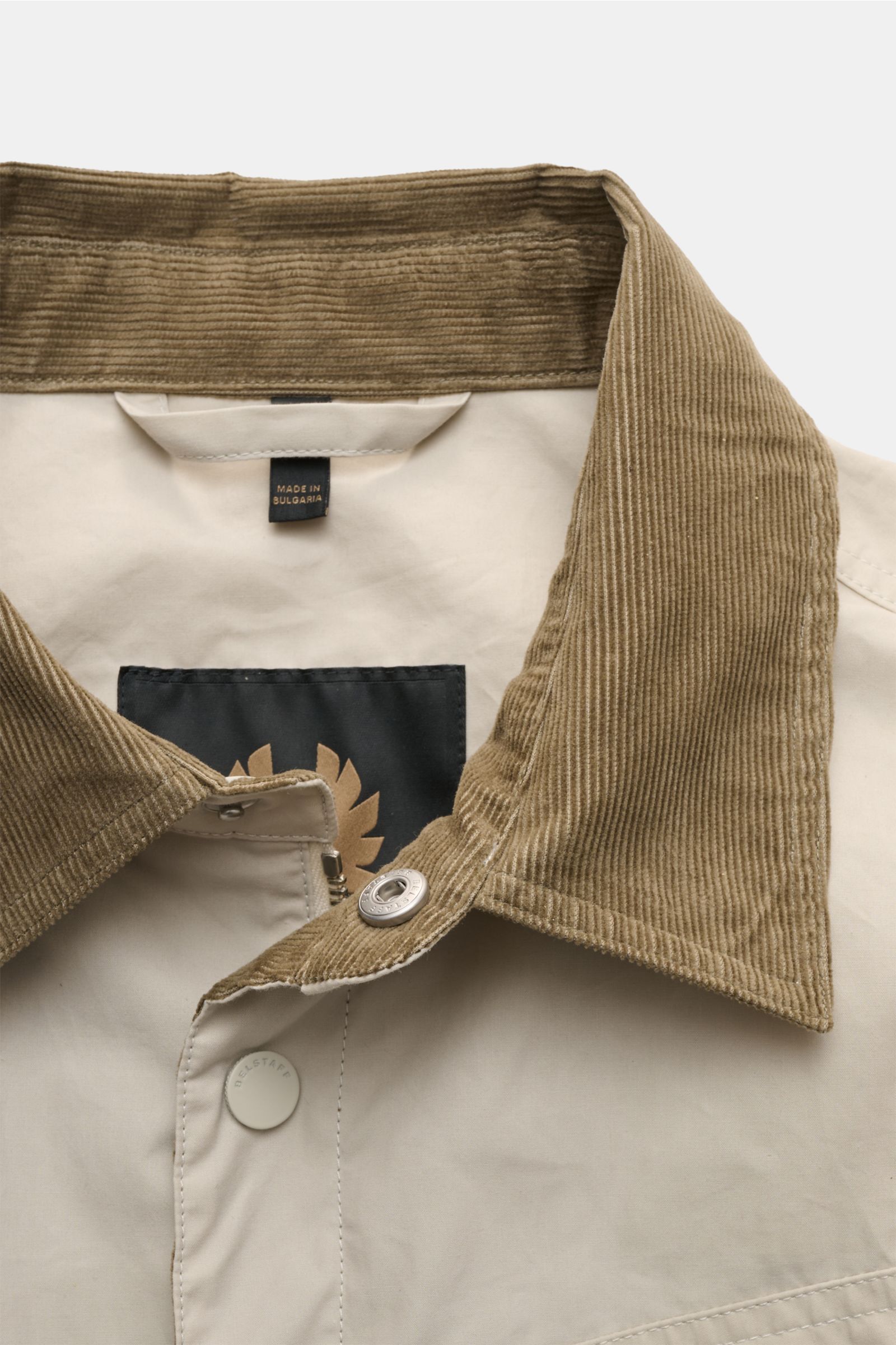Close-up front view of Belstaff Jacket 'Ground' cream/taupe, showing waxed cotton fabric, corduroy-trimmed turn-down collar, and snap button details. The classic from BELSTAFF: Made from waxed cotton in a boxy cut with a corduroy-trimmed collar, this jack