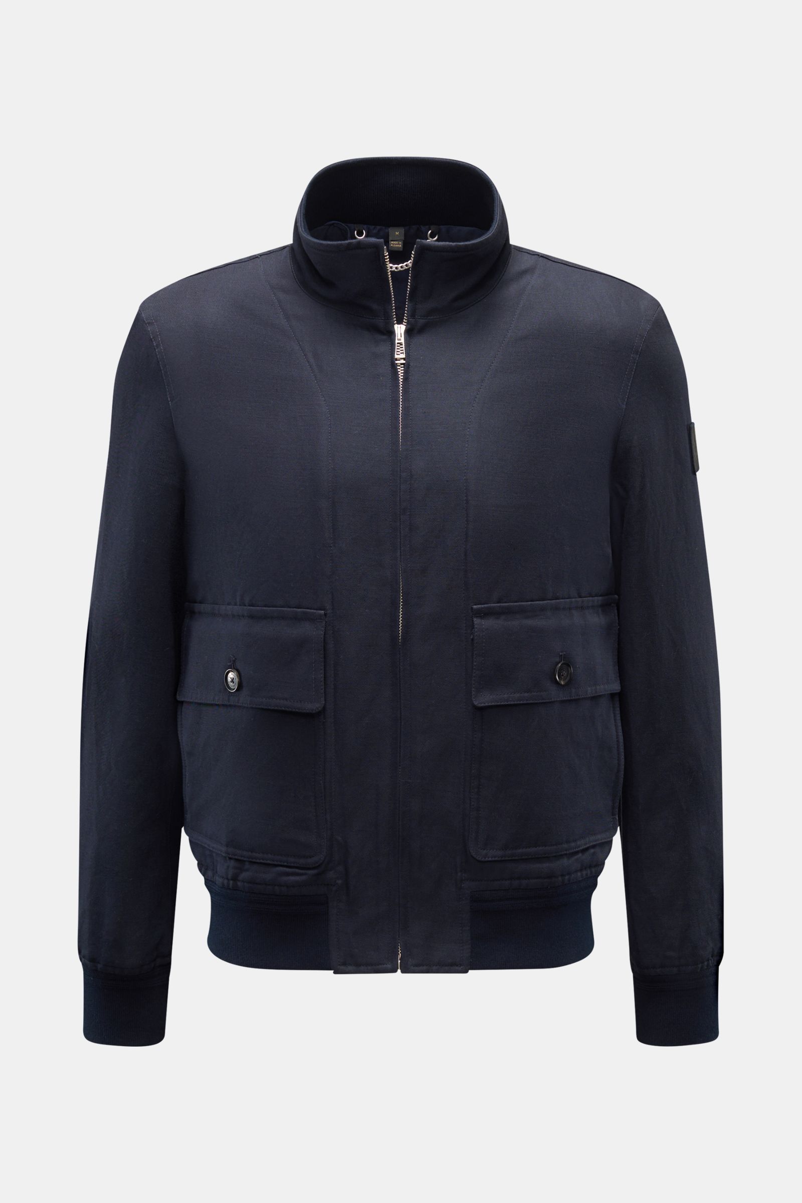 Belstaff Blouson 'Helston' navy in Frontansicht, wasserabweisend, Slim Fit, Leinen-Baumwoll-Twill, Stehkragen, Front- und Eingrifftaschen.
